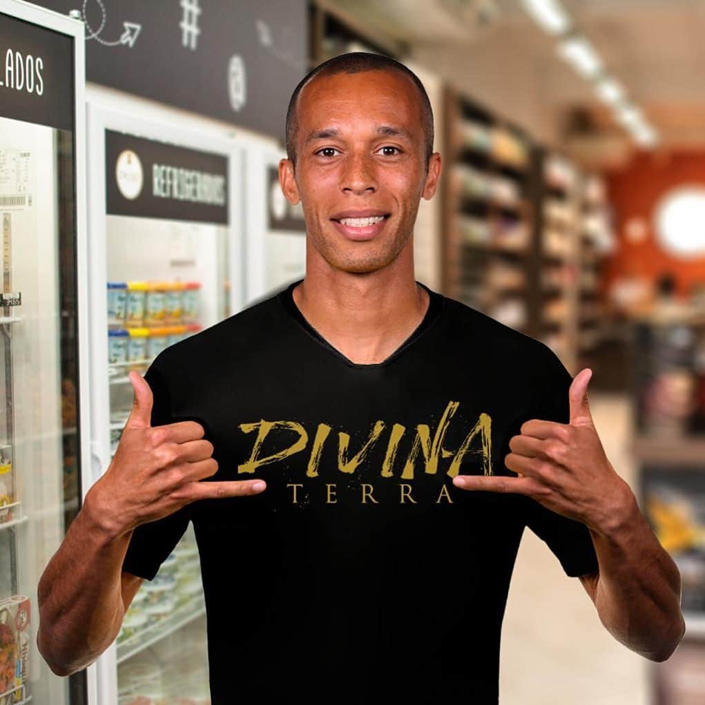 ミランダのインスタグラム：「1 mês de loja 😃🎉🌱Parabéns @divinaterracuritiba Sucesso, competência e qualidade! “Ser saudável faz toda diferença” #healthyfood #healthymarket #divinaterracuritiba」