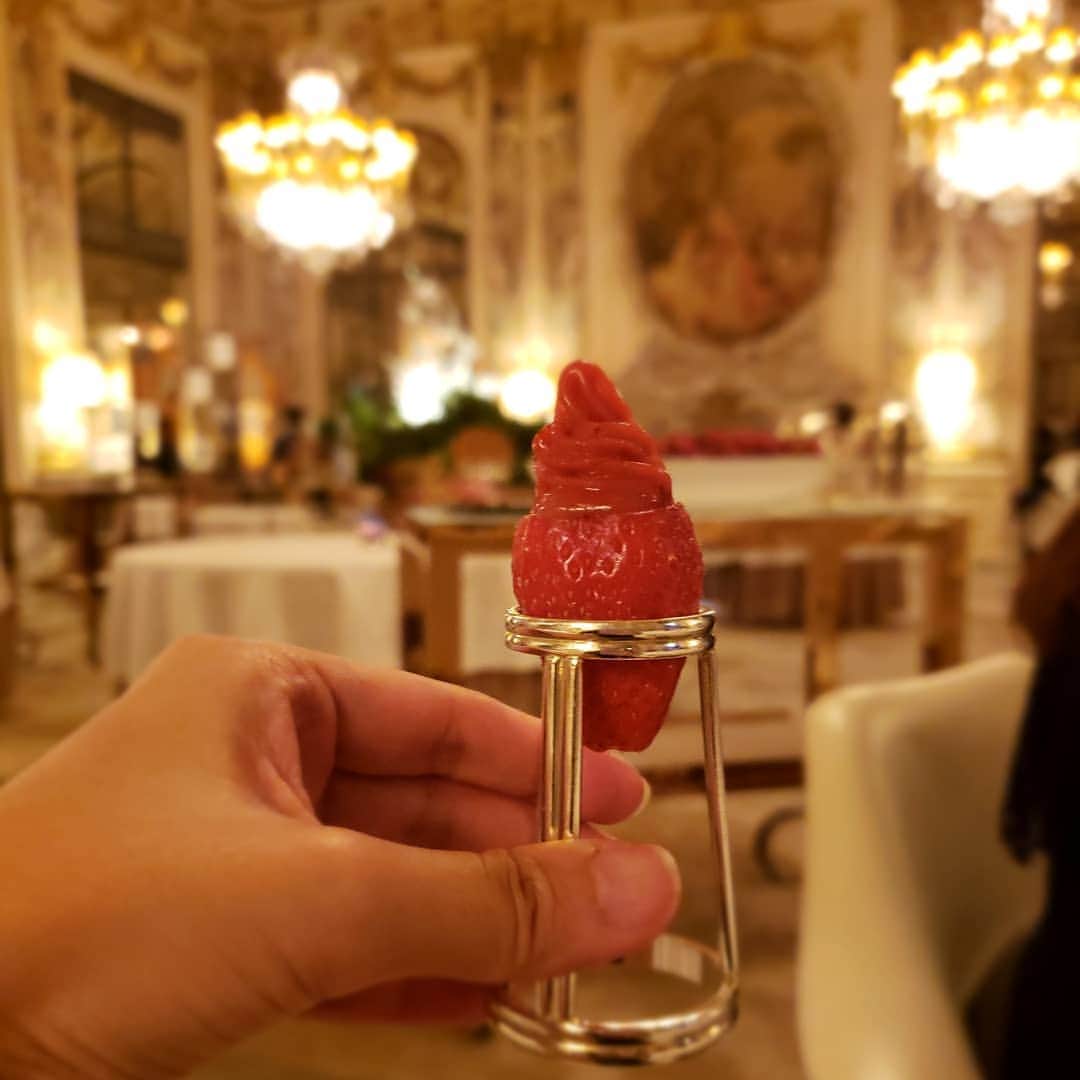 25ans Beautyさんのインスタグラム写真 - (25ans BeautyInstagram)「ムーリスのアランデュカスでのディナー。楽しいサプライズがたくさん👀  エディブルフラワーの天ぷら、サイフォンでとった出汁のスープのように、日本の味を思わせるものも。  お口直しのイチゴは、中に何かスパイスが効いたシャーベットが入っていて味覚が刺激されます。 そして、噂のデザートは、バラをかたどったもの🌹  中からローズのジャムがとろりと流れ出ますが、レモンの爽やかな酸味がかなり効いていてさっぱりした味。  ゴージャスなインテリアと共に、見た目も味も、雰囲気もすべてが贅沢なディナーでした🍴  #編集O子 #ムーリス #アランデュカス #ディナー #パリ #lemeurice #パリごはん」6月30日 0時11分 - 25ans_beauty