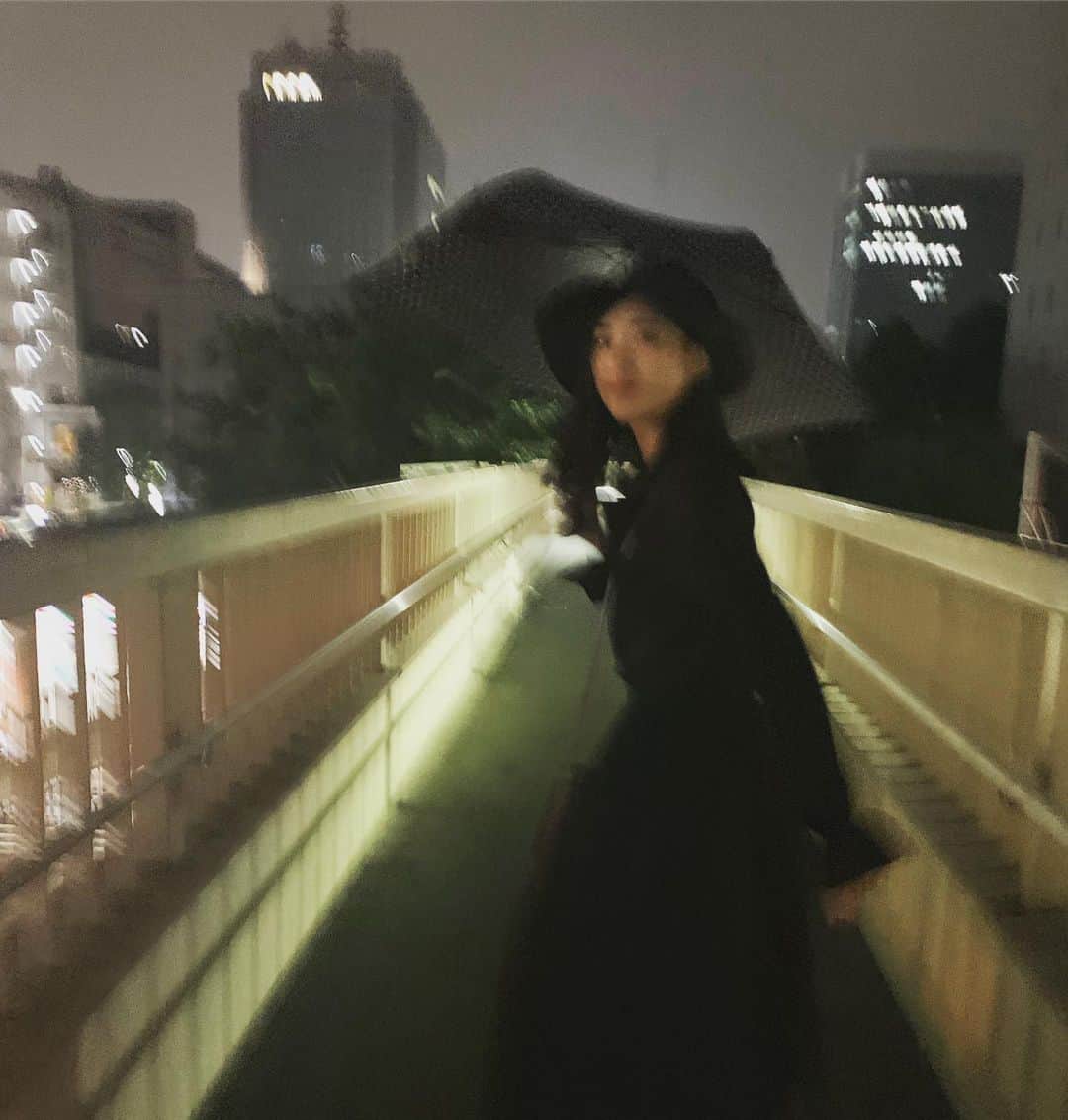 歌田初夏さんのインスタグラム写真 - (歌田初夏Instagram)「妹の撮影した写真全部ブレていたのだが、、🙂 #歩道橋 #あまり使わない  #小さい頃はよく使ってたな #元気だったあの頃」6月30日 0時12分 - utahatsu78