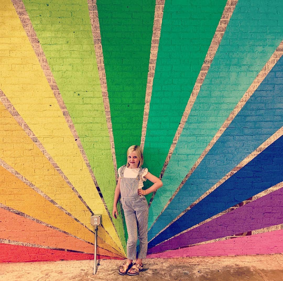 ジェシカ・キャプショーのインスタグラム：「#worldpride2019  From 1 year old to 101 years old there’s nothing quite as nourishing for one’s soul than feeling genuine pride in who one is...what an incredible month of honoring, celebrating and feeling pride in the #lgbtq communities around the world. I celebrate you.  The greatest and most richly colored goal in the world would to ALL be FOR each other...to have each other’s backs, to learn from each other, to celebrate what we share as well as how we differ. * Poppy and I found this beautiful wall art on the street when we were taking a walk. She stopped in front of it and we talked and talked about what the rainbow represents for #lgbtq and why it’s so important to have pride month. I was most grateful that to her people being proud of who they are, in whatever form they are, should never be questioned. 🙌🏼 Love is love is love is ❤️🧡💛💚💙💜」