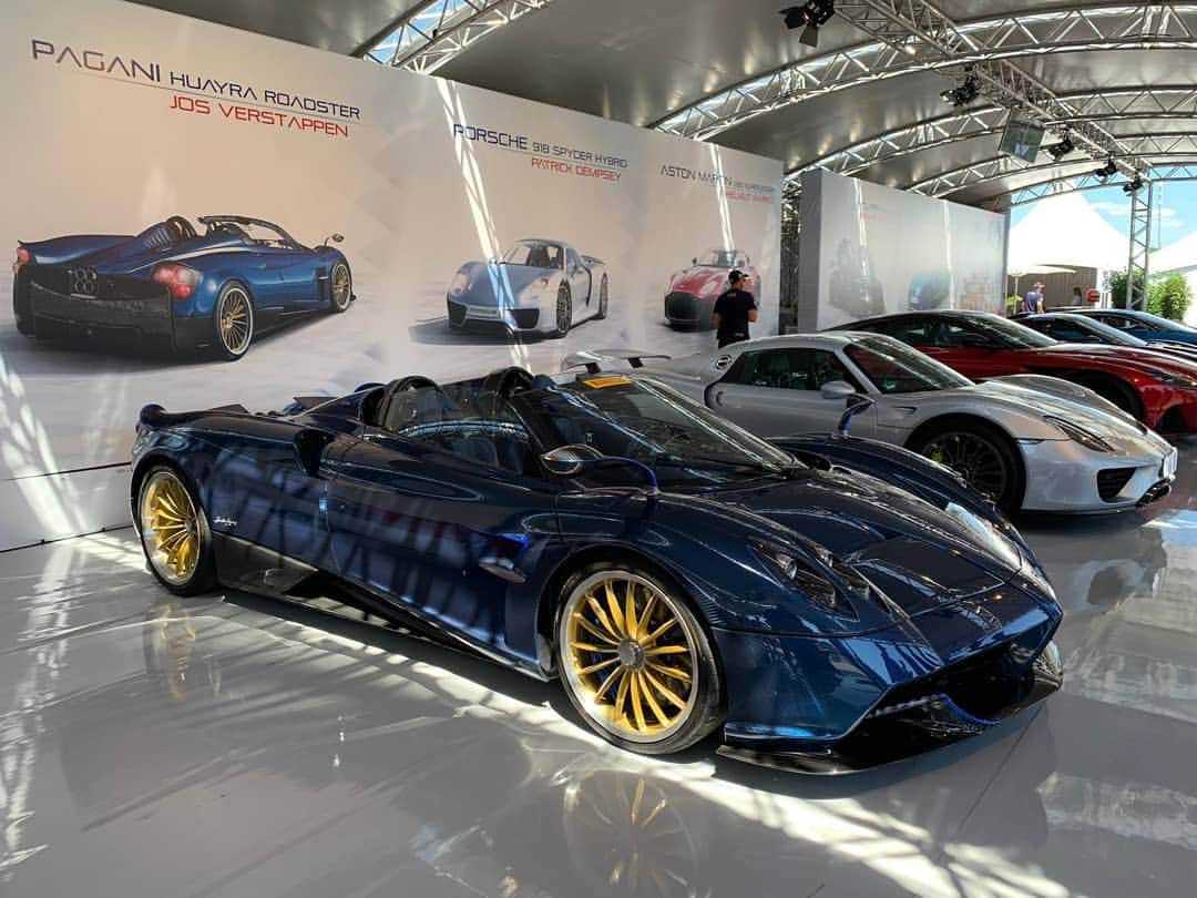 パガーニ・アウトモビリのインスタグラム：「Our Pagani Huayra Roadster looks in great shape today, it's ready for the parade tomorrow! Stay tuned #pagani #huayra #huayraroadster #josverstappen」
