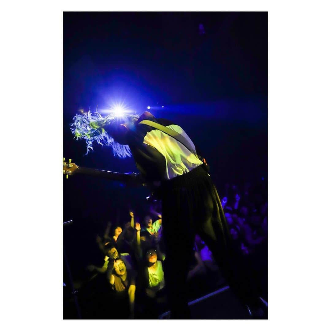 MAMIさんのインスタグラム写真 - (MAMIInstagram)「SCANDAL TOUR 2019 "Fuzzy Summer Mood" . 10本目は、札幌！ お越し下さった皆様ありがとうございました！ 最初から熱気と愛が…！！❤️ すごかったよ、札幌🥺 歌声も気持ちも全部届いてるよ いつもありがとう、またあそぼ🧚‍♂️ . . . . #scandal_fsm #札幌 #カツゲン #とったどー！ #ステージドリンク #カツゲン #スタンダード味 #いくら #爆食いおばさん #悔いなし #大好き #北海道 #3枚目 #頭の形 #横向きのパイナップル #🍍 #集中 #絶対集中 #お洒落さんと繋がりたい」6月30日 0時16分 - mmts_dayo