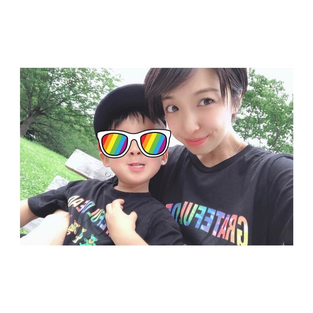 小脇美里さんのインスタグラム写真 - (小脇美里Instagram)「・ 今日は 水族館→公園☻ ・ ・ お揃いコーデで♡ カメラを向ければ変顔息子。 ほんと面白い 笑笑 ・ ・ Tシャツは、高校時代に流行った  #グレートフルデッドベア  の！ GUで売ってると知り、懐かしすぎて ポチッとしてしまいました♡ ・ ・ 息子はKIDSサイズ、 私はメンズのSサイズを☻ ・ ・ @gu_for_all_ ・ #男の子ママ #育児 #4歳 #親バカ部 #babyboy #働くママ #ワーママ #子育て  #GU #リンクコーデ #ママコーデ」6月30日 0時17分 - misatokowaki