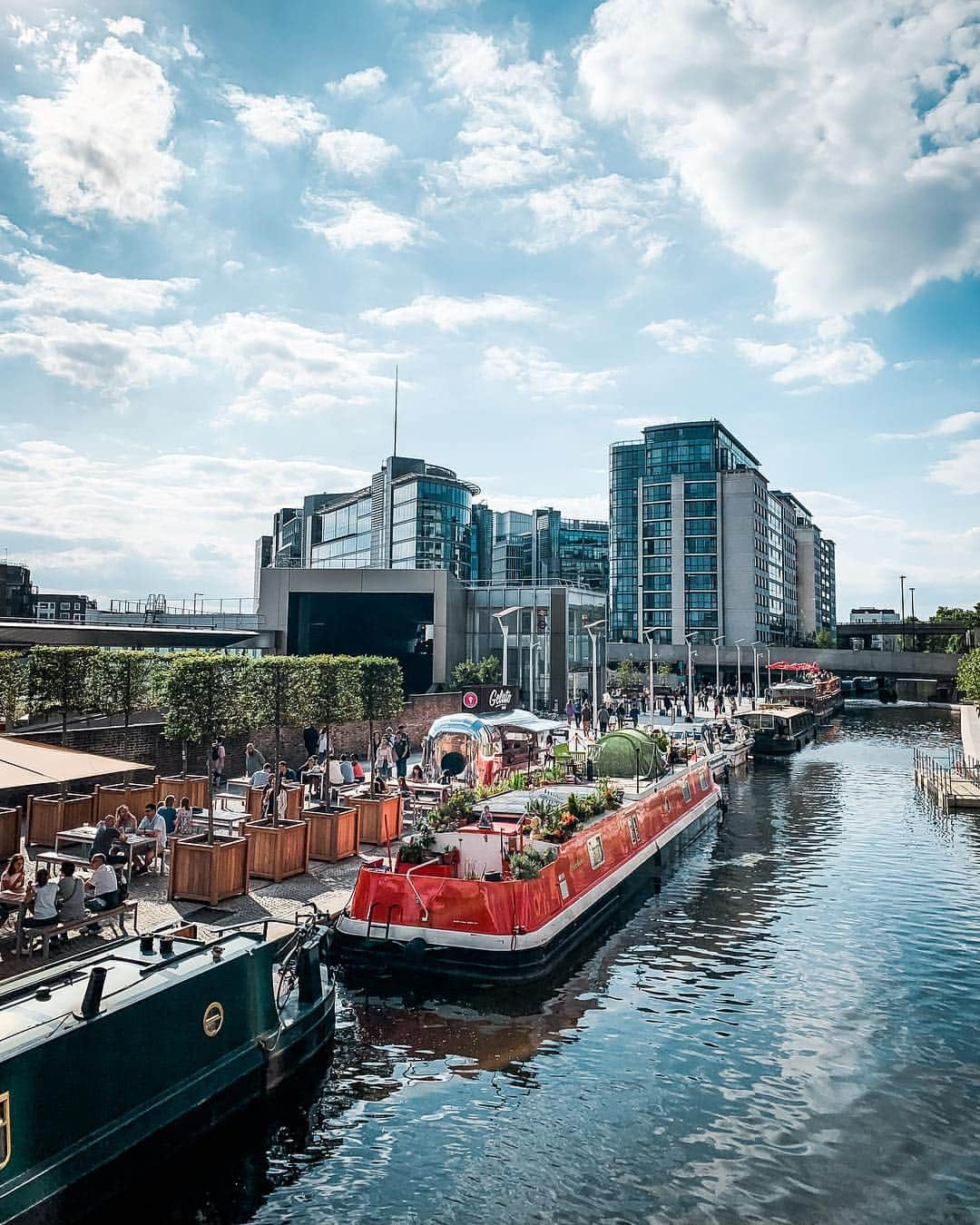 @LONDON | TAG #THISISLONDONさんのインスタグラム写真 - (@LONDON | TAG #THISISLONDONInstagram)「🌊 @MrLondon enjoying sunny weekends on Darcie & May Green canal boats by @daisygreencollection 😍 Situated outside #PaddingtonStation on the #GrandUnionCanal they are floating pieces of art, designed exclusively by the ‘godfather’ of British pop art, Sir #PeterBlake, and feature a floating bar, restaurant and craft beer gardens on the roof! 🇦🇺 Perfect for bottomless #Aussie brunches, smashing flat whites ☕️ , and award-winning banana bread! 🍌 // #thisislondon #londonlife #londonfood @peterblakeartist」6月30日 0時22分 - london