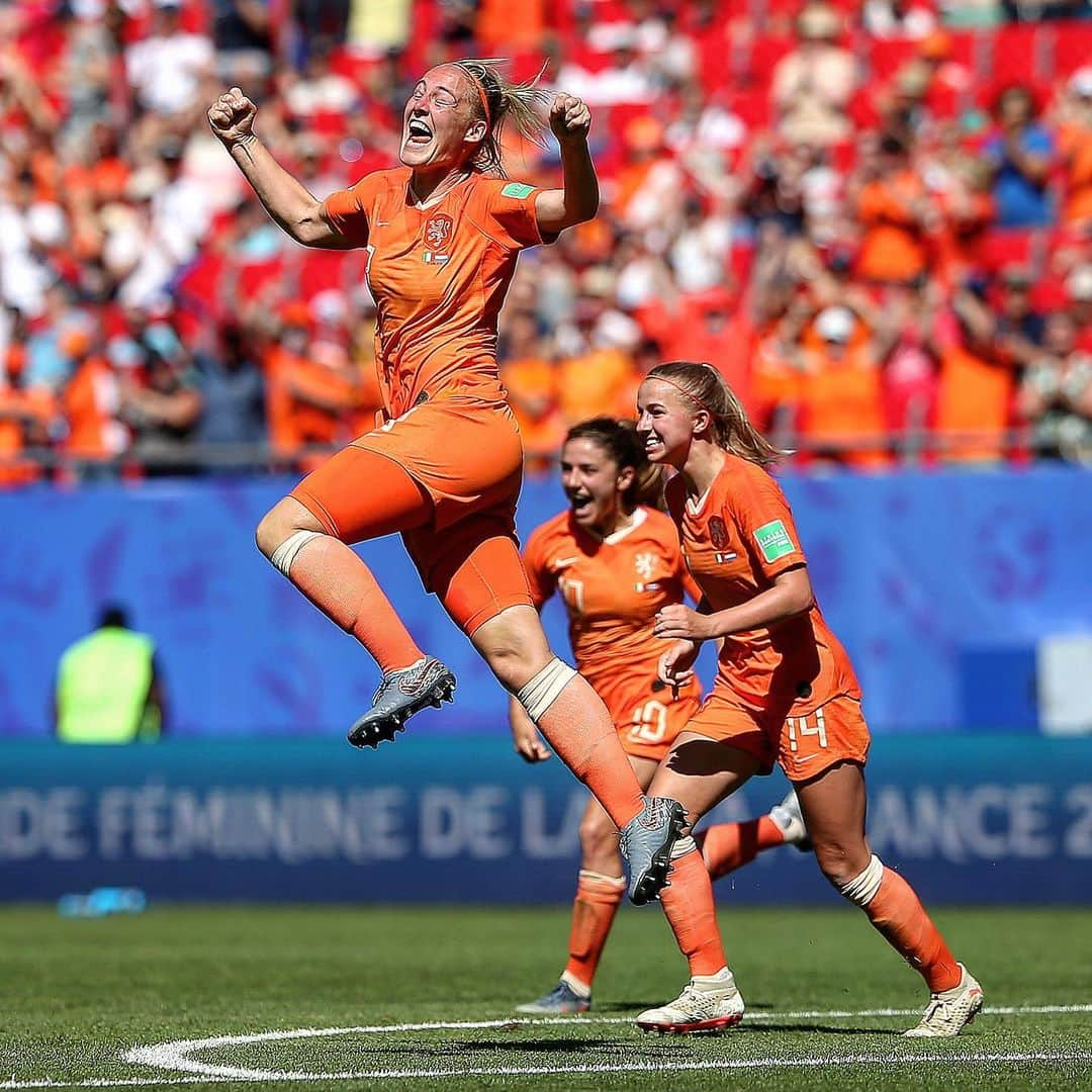 FIFAワールドカップさんのインスタグラム写真 - (FIFAワールドカップInstagram)「W 🍊 w ! First-ever #FIFAWWC semi-final appearance for @oranjevrouwen! #FIFAWWC #DareToShine #Netherlands #Valenciennes #France」6月30日 0時25分 - fifaworldcup