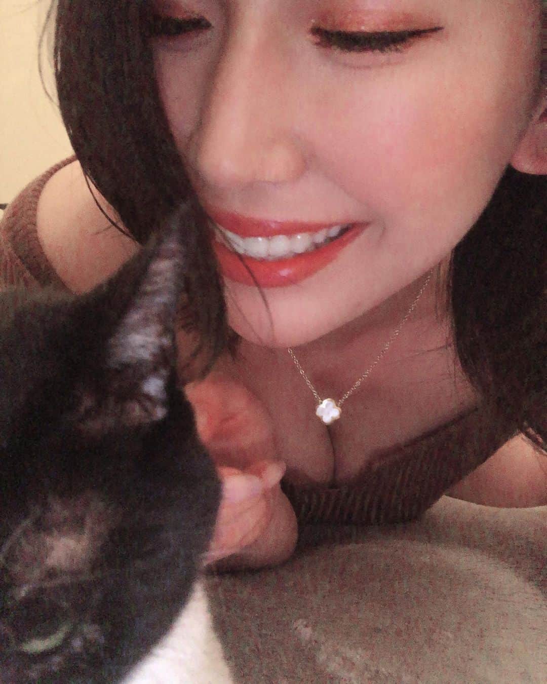 佐山愛のインスタグラム：「❤︎ ・ ロバートの迷惑そうな顔を 撮りたかったのに失敗したやつ笑 ・ こんにゃろ〜♡」