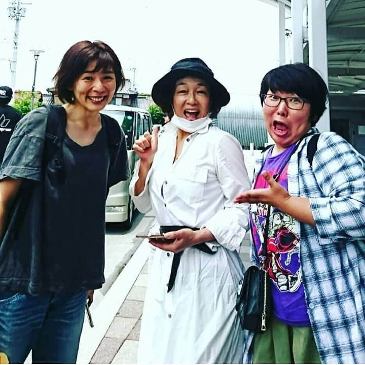 石原祐美子さんのインスタグラム写真 - (石原祐美子Instagram)「本日いよいよ！！映画 #祈りの幕が下りる時  地上波初放送ですヾ(o´∀｀o)ﾉ TBS系列で21:00から📺 ・ ・ 滋賀での撮影の後に撮った、すっぴん三人娘の写真です😁 すごいやろこれΣ(๑º ﾛ º๑) 左から #中島ひろ子 さん #キムラ緑子 さん、 そして、私😂 ・ 演技のお仕事が初めてでガチガチに緊張してた私のことを励ましてくださって、助けてくださって、仲良くしていただいて、もうほんま大感激大感動でした✨🙏 ・ 映画では、この三人がこんなふうに仲良く笑って、、、いるのかどうか！ ぜひどうぞご覧下さい🙇‍♀️ まじでめっちゃ泣けるめっちゃいい映画です😭 ・ ・ ・ そして、その前、19:00～20:50は #あん誰同窓会 こちらはCS TBSチャンネル1です📺 -o( '-' ) 3年ぶりのあん誰！！ ・ #中村麻里子 と撮ったなっつかしい写真出てきたわ😂 ・ こちらもぜひご覧下さーい🙇‍♀️ ・ ・ 今日はこの前にもめっちゃ楽しみな予定がひとつ✨ よっしゃーーーいい1日にするぞーヾ(o´∀｀o)ﾉ」6月30日 0時34分 - chiki2johnny14