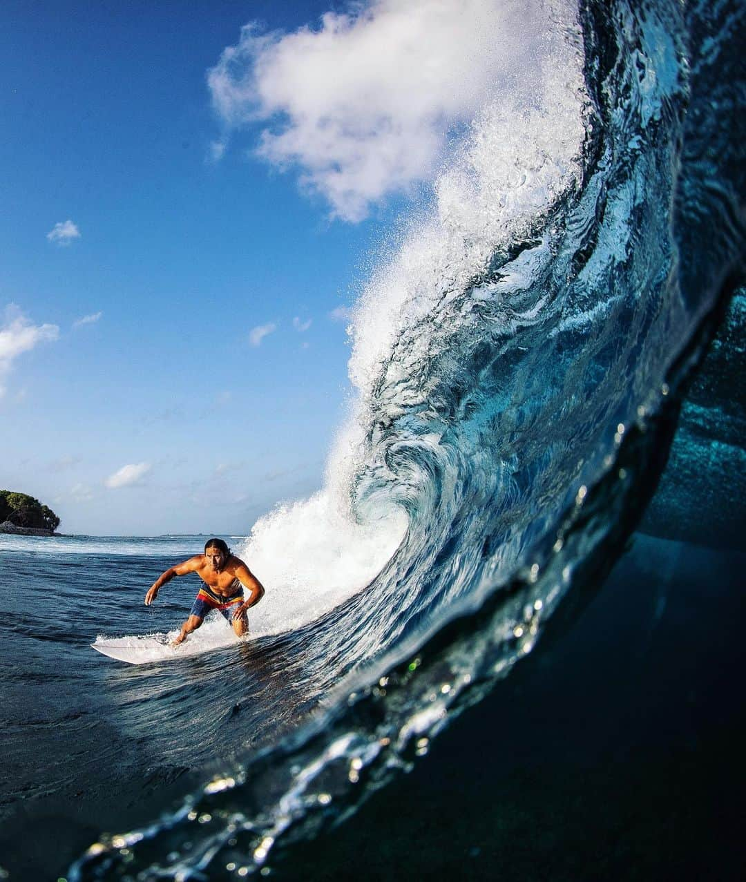 ジミー・チンさんのインスタグラム写真 - (ジミー・チンInstagram)「Cross training... Thanks for the 📸’s and all the epic days @richard_kotch! 🙏🏼 @life_at_lohis @clearwatersurftravel @joeleinhorn @hanahliving」6月30日 0時37分 - jimmychin