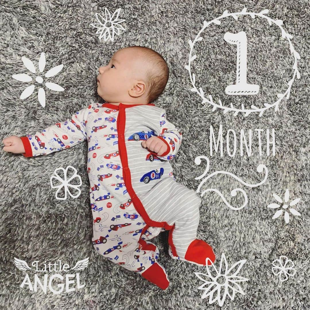 セーラのインスタグラム：「１ヶ月💙one month  #生後１ヶ月 #１ヶ月 #男の子 #赤ちゃん #5月生まれ #onemonthold #baby #babyboy #クウォーター #クウォーターベビー #新米ママ #新米ママと繋がりたい #専業主婦 #育児日記」