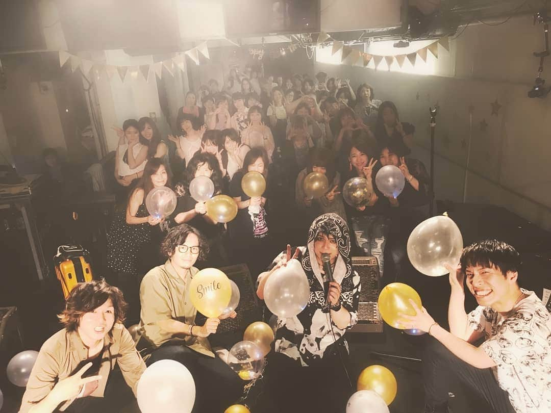 風麻のインスタグラム：「ありがとう、誕生日に会いに来てくれて。会えて嬉しかった。 最後の写真、光るのね！タイムラインに流れてきてビックリした(*´ω｀*) #風麻 #バースデーワンマンライブ #ヒルズパン工場 #ネコノヒー #猫」