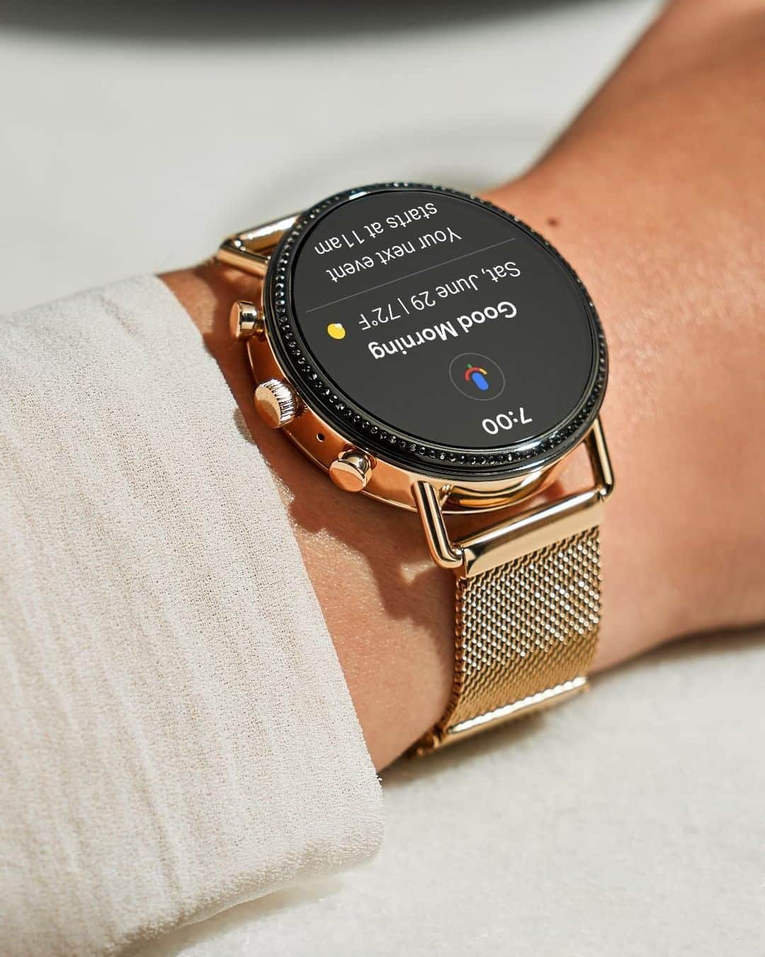 のインスタグラム：「Same functionalities, new look. Meet the new gold mesh Falster 2 smartwatch. #SKAGENsmartwatch #googleassistant #wearos . . . . . #smartwatches #instawatch」