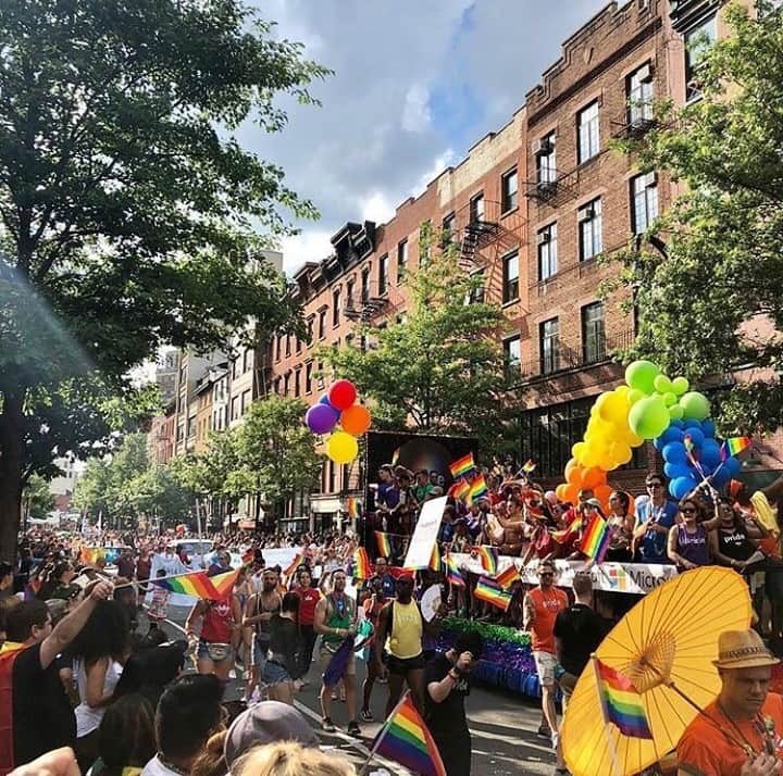 C.O. Bigelowさんのインスタグラム写真 - (C.O. BigelowInstagram)「The countdown to the @nycpride parade begins NOW! 🏳️‍🌈👏🏳️‍🌈👏🏳️‍🌈👏 COME OUT and celebrate 🌎 #PRIDE with us tomorrow on West 8th St. and support our #LGBTQ community! ❤️💛💚💙💜 We're so proud of how far NYC has come in the past 50 years, and are eternally grateful to the Stonewall activists for fighting for our freedom to love!! 💪🌈🥰⠀⠀⠀⠀⠀⠀⠀⠀⠀ ⠀⠀⠀⠀⠀⠀⠀⠀⠀ | 📷 @greenwichvillagenyc⠀⠀⠀⠀⠀⠀⠀⠀⠀ ⠀⠀⠀⠀⠀⠀⠀⠀⠀ #LOVEisLOVE #pride2019 #gaypride #lgbtpride #lgbt #gay #lesbian #bisexual #trans #queer #gaypride #instagay #worldpride #worldpride2019 #acceptancematters #pridenyc #stonewall #stonewall50 #stonewallinn #westvillage #westcvillagelife #greenwichvillage #pridepartner #prideparade #nychistory #westvillage #projectrainbow」6月30日 1時01分 - cobigelow