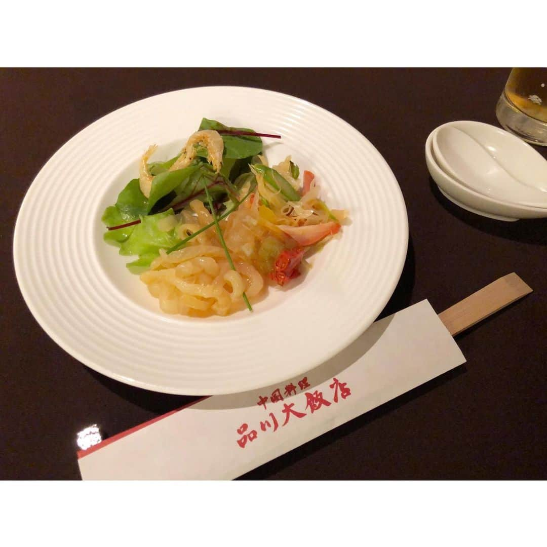 藤本真未さんのインスタグラム写真 - (藤本真未Instagram)「* 仕事終わりに中高の友人とごはん🍴 * ひょんなタイミングで「元気かな？と思って連絡しました🤗✨」と連絡したら… 月末に学会で東京に来るというお返事があり😊 8年ぶり？ぐらいの再会になりました！ (タイミングが素晴らしかった🥺👏) * 学生の頃から、努力家で頭も良くて優しくてしっかりしている彼女は、お医者さんとして使命感を持って仕事をしています✨いろんな話を聞いて勉強になりました📝 今日の夕方ニュースの話はしていなかったのに「声ですぐに分かった！」とニュースを見てくれたのも嬉しかったです😂 * 中高時代と「お互い変わってないね😁」という安心感❤️ 3時間のマシンガントークで8年分を埋めました📚 * #品川大飯店 #品川プリンスホテル #中華 #中高同級生 #再会 #アナウンサー #藤本真未」6月30日 1時02分 - manamifujimoto108