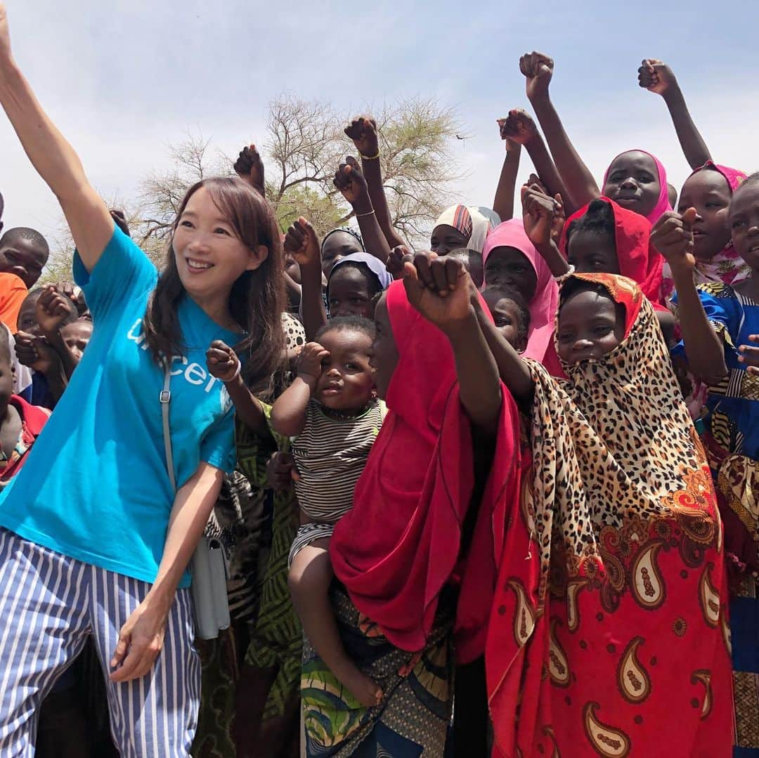 アグネス・チャンさんのインスタグラム写真 - (アグネス・チャンInstagram)「In Niger visiting children for UNICEF. Beautiful smiles!! Half of the 20million population are children. Poverty, malnutrition, lack of education ... a full catalogue of problems in this land lock country making young lives suffer.」6月30日 1時16分 - agneschan1