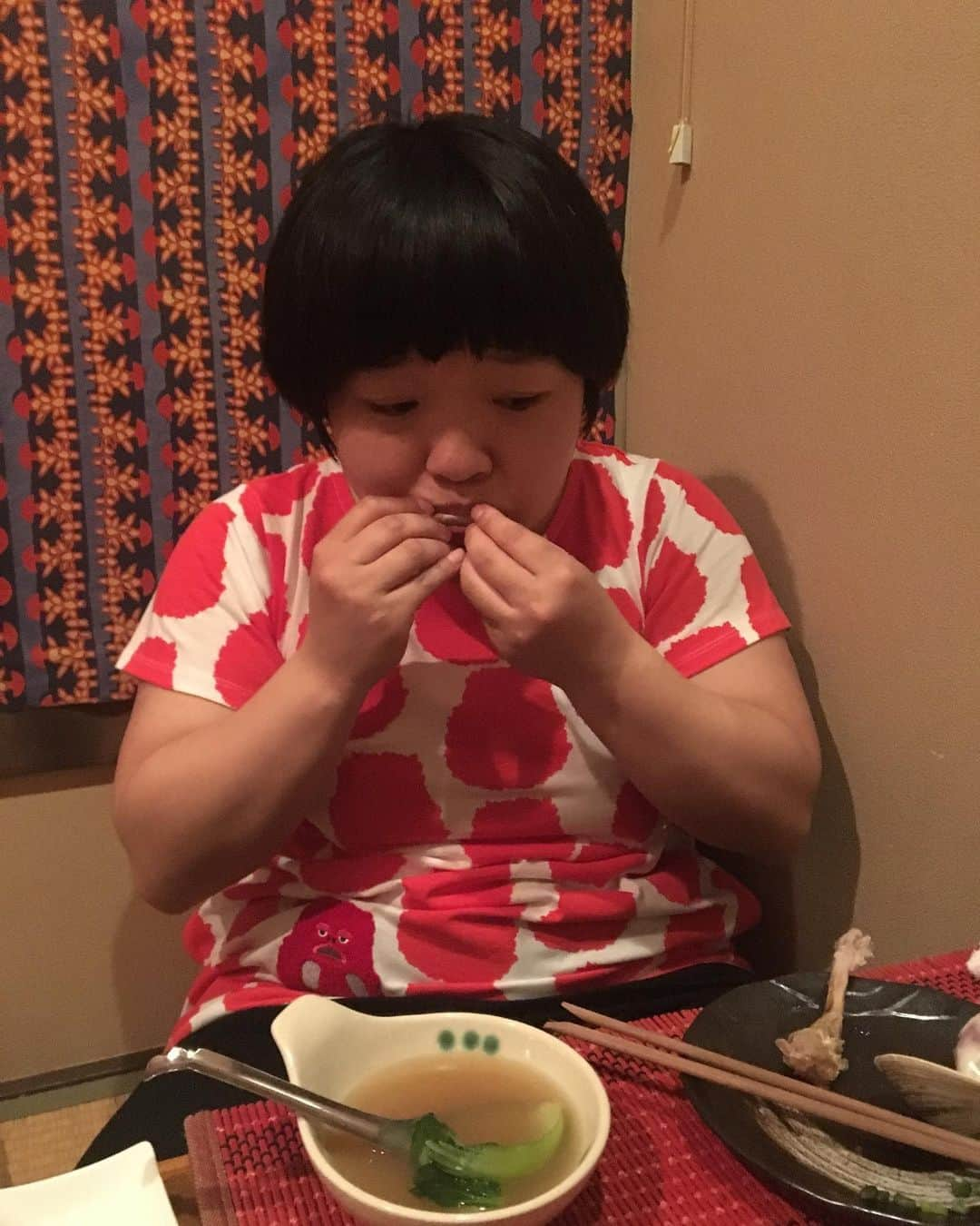 椿鬼奴さんのインスタグラム写真 - (椿鬼奴Instagram)「鶏の細い骨の間の肉も丁寧に食べるオカリナ😆可愛い💕」6月30日 1時09分 - tsubakioniyakko