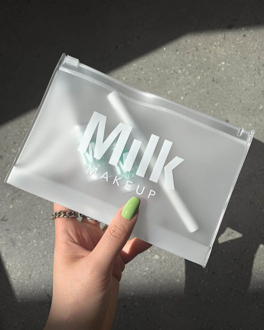 Milk Makeupさんのインスタグラム写真 - (Milk MakeupInstagram)「10pts if you can guess the products in the bag 👀👇🏼」6月30日 1時24分 - milkmakeup