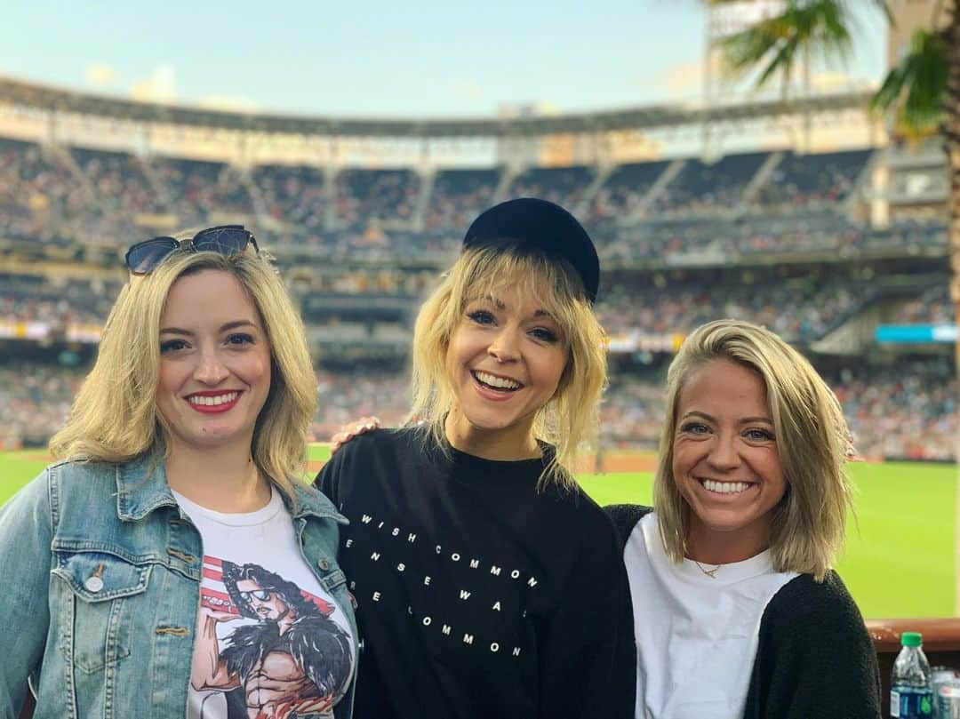 リンジー・スターリングさんのインスタグラム写真 - (リンジー・スターリングInstagram)「Game day @padres with @switchfoot #broam」6月30日 1時17分 - lindseystirling