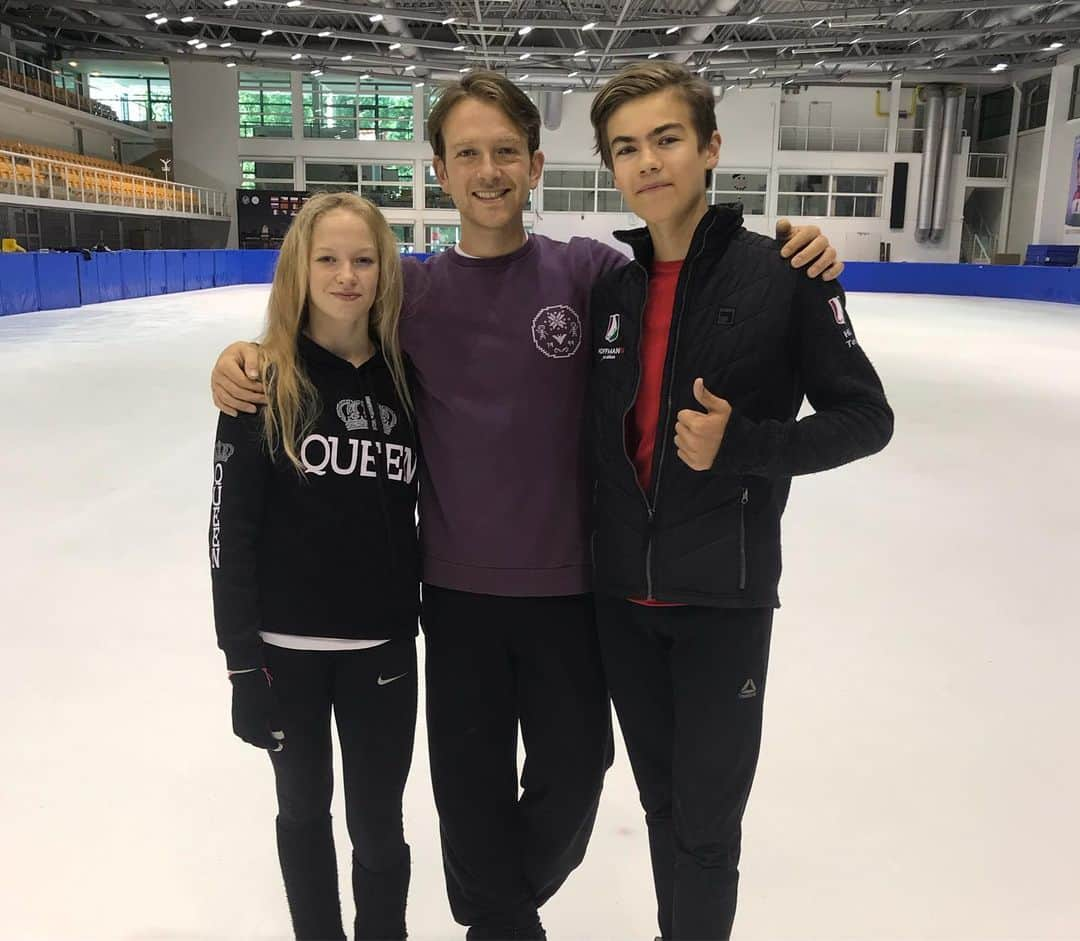 ステファノ・カルーゾさんのインスタグラム写真 - (ステファノ・カルーゾInstagram)「Great intense 3 days of work in Budapest with those kids! Keep working hard and see you soon! Thanks @norahoffmann for having me!!! 🇭🇺⛸💪 #budapest #skating #seminar #icedance #figureskating #coach #happylife #happydays #ciaobelli」6月30日 1時17分 - stef_caruso