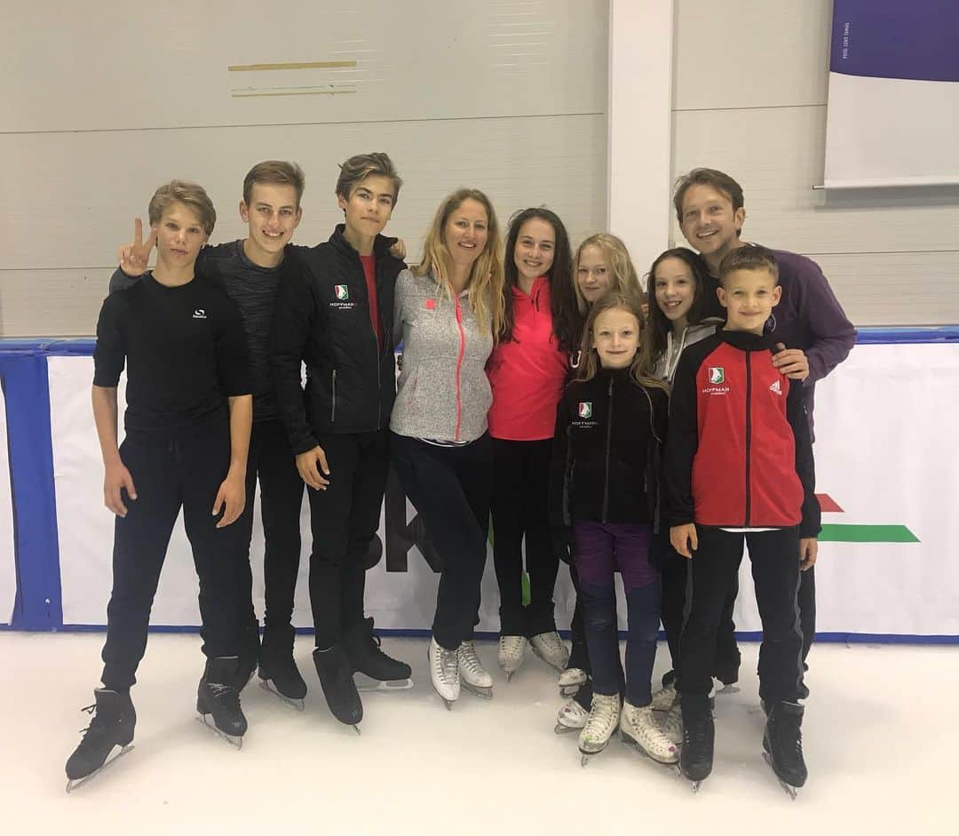 ステファノ・カルーゾのインスタグラム：「Great intense 3 days of work in Budapest with those kids! Keep working hard and see you soon! Thanks @norahoffmann for having me!!! 🇭🇺⛸💪 #budapest #skating #seminar #icedance #figureskating #coach #happylife #happydays #ciaobelli」