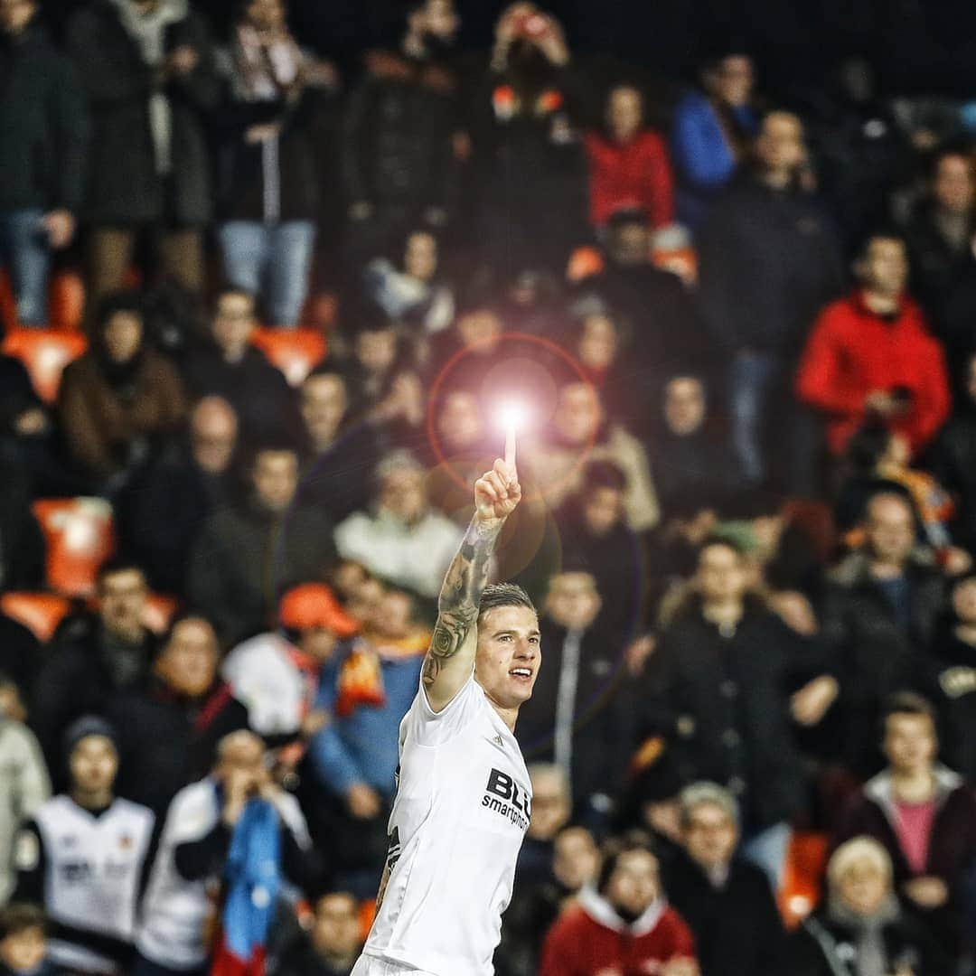 バレンシアCFさんのインスタグラム写真 - (バレンシアCFInstagram)「He's got the MAGIC 🌟 . Hay personas que hacen MAGIA, como @santimina7 cada vez que mete GOL ⚽✨ . #AmuntValencia」6月30日 1時32分 - valenciacf