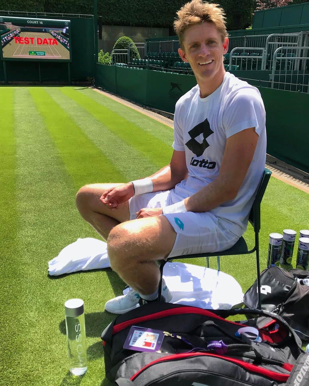 ケビン・アンダーソンさんのインスタグラム写真 - (ケビン・アンダーソンInstagram)「33’C/91’F today at @wimbledon 😅 Who would think we’d have this heat in London? Thankfully my team and I are staying hydrated with @vossworld at practice and it’s in glass bottles to cut down our plastic use! ♻️」6月30日 1時28分 - kandersonatp