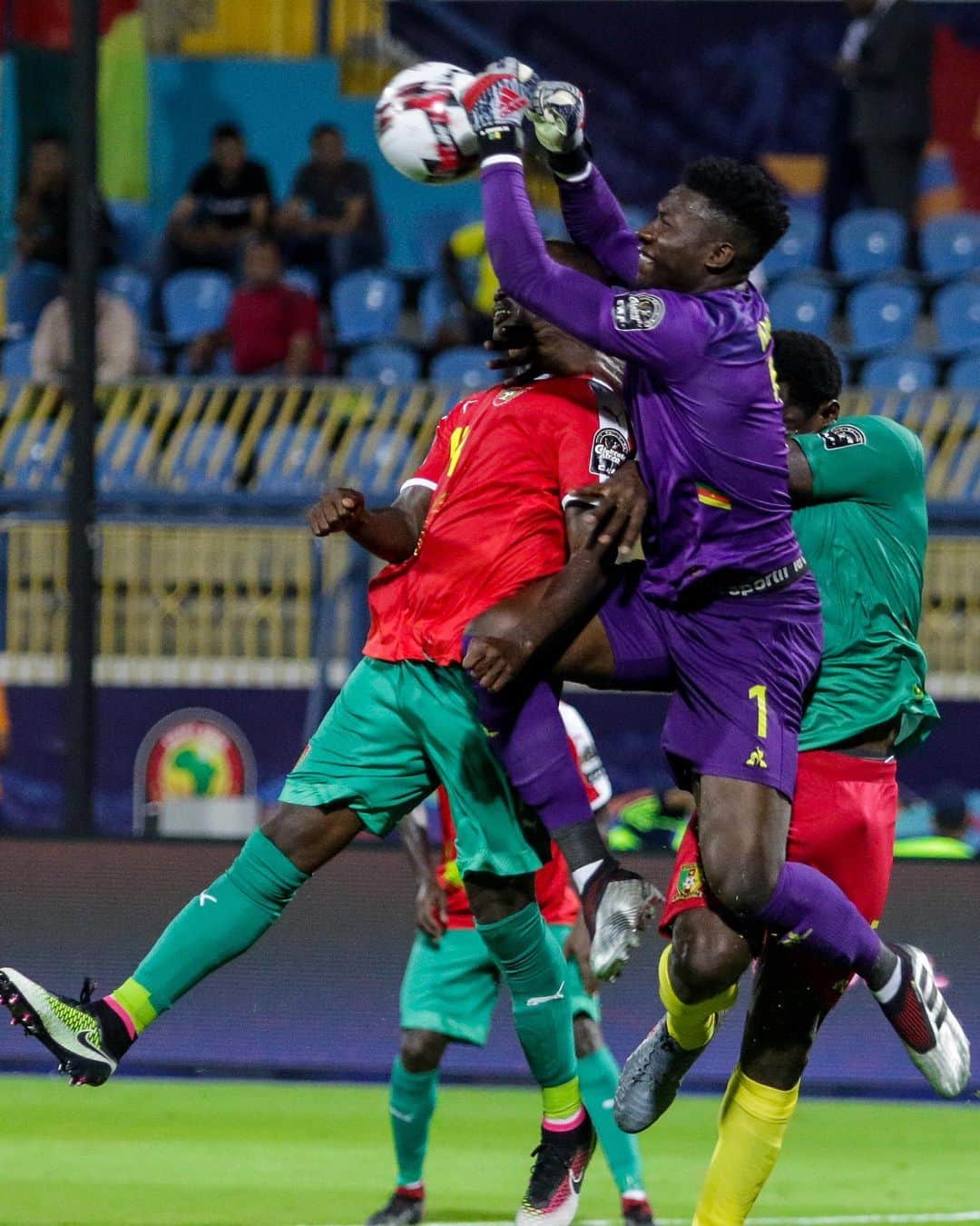 アヤックス・アムステルダムさんのインスタグラム写真 - (アヤックス・アムステルダムInstagram)「Are u ready for the 2nd match, bro? 🐆 Good luck, @AndreOnana.24 & Cameroon! 🇨🇲 #AfricaCup #CAMGHA」6月30日 1時31分 - afcajax