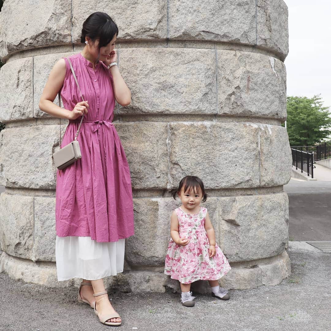 Eri Satoのインスタグラム：「pinkpurple×whiteコーデ · @titivatejp の #クルーネックAラインワンピース 下には白いプリーツパンツを重ねてます · この日、電車の中で同じワンピ×白パンツの人に遭遇したよ～びっくりしたぁ🤣 · そしてこの娘が可愛い😍笑 既にイヤイヤ期だけど何しても可愛い笑 · #ティティベイト#titivate  #titivatestyle#fashion#ootd#outfit#code#coordinate#style#instafashion#instagood#instalike#ファッション#コーディネート#コーデ#プチプラ#プチプラコーデ#ママコーデ#ワンピコーデ#シンプルコーデ#mamagirl#locari#ママファッション #partegram#親子リンクコーデ愛好家 #リンクコーデ#l4like#カジュアル#お洒落さんと繋がりたい」