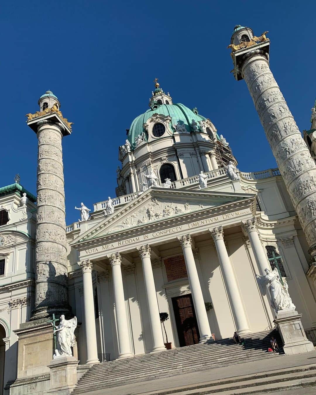 平野綾さんのインスタグラム写真 - (平野綾Instagram)「実はここからはかなり駆け足の旅行になるはずだったのですが、﻿ 昼過ぎにウィーンに到着してから、なんだかのんびりしちゃって( ˊ̱˂˃ˋ̱ )﻿ ﻿ まぁきっと何とかなるか〜﻿ と、いつもの感じでいたら、﻿ ほんとに何とかなりました笑笑。﻿ ﻿ アテもなく歩いていたら、﻿ 夫が待っていてくれました❤️﻿ ヴォルフガング愛してる‼︎‼︎﻿ ﻿ あとは色々ぐるぐると。﻿ ﻿ ﻿ ﻿ #vienna #ウィーン #austria ﻿ #wolfgangamadeusmozart  #モーツァルト #mozart﻿ #コンスタンツェ #costanze﻿ #ayahirano #平野綾」6月30日 1時43分 - a_ya.hirano