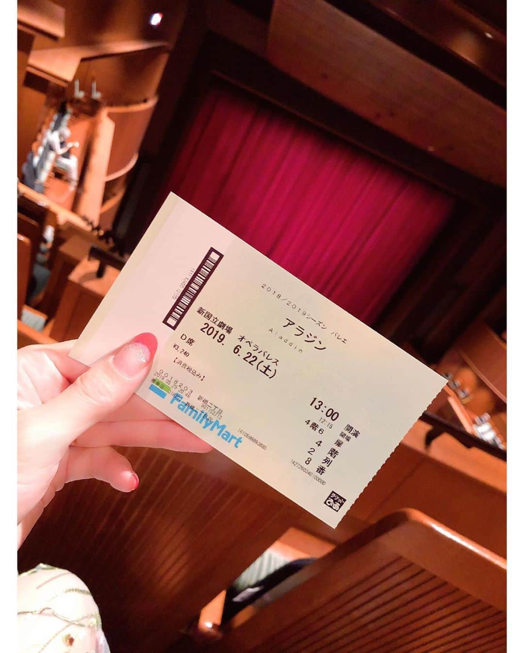 織田千穂さんのインスタグラム写真 - (織田千穂Instagram)「新国立劇場に 新国立劇場バレエ団のアラジンを 見に行って来ました～🧞‍♂️🧞‍♀️💙 * なので2人でアラジンカラーコーデ💎.◌* 豪華絢爛でとっても煌びやかな お衣装と舞台でした💕 * アラジンが王女ことジャスミンの お風呂シーンを覗く所が何だか可愛くて 笑ってしまったꉂ(ˊᗜˋ*) ジーンことジーニーの腹筋割れっぷりの ボディメイクも凄かった(°Д°) * バレエの世界は本当に美しい… 歌や台詞がない分 想像力が掻き立てられるのと 演じる側の表現力の高さが魅力的\\(◡̈)/♥︎💗 ✼••┈┈┈┈┈┈┈┈┈┈┈┈┈┈┈┈••✼ #バレエ #アラジン #新国立劇場 #舞台 #バレエダンス #クラシックバレエ #モダンバレエ #オペラパレス #舞台好きな人と繋がりたい #バレエ好きな人と繋がりたい #バレエ団 #ballet #ballerina #バレエ鑑賞 #新国立劇場バレエ団 #labatadere #operapalace #outfitoftheday #newnationaltheatretokyo #新国立劇場バレエ #新国立劇場バレエ2019 #ootd #fashion #coordinate #outfit #instafashion #followme #l4l #プチプラ #コーデ @betysofficial ピアス (KPI-0095-GLD) ✼••┈┈┈┈┈┈┈┈┈┈┈┈┈┈┈┈••✼」6月30日 1時44分 - chihoda