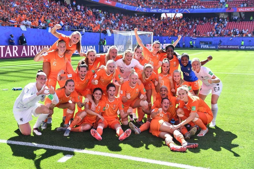 ジャッキー・グローネンのインスタグラム：「Family 😍🧡 #onzejacht」