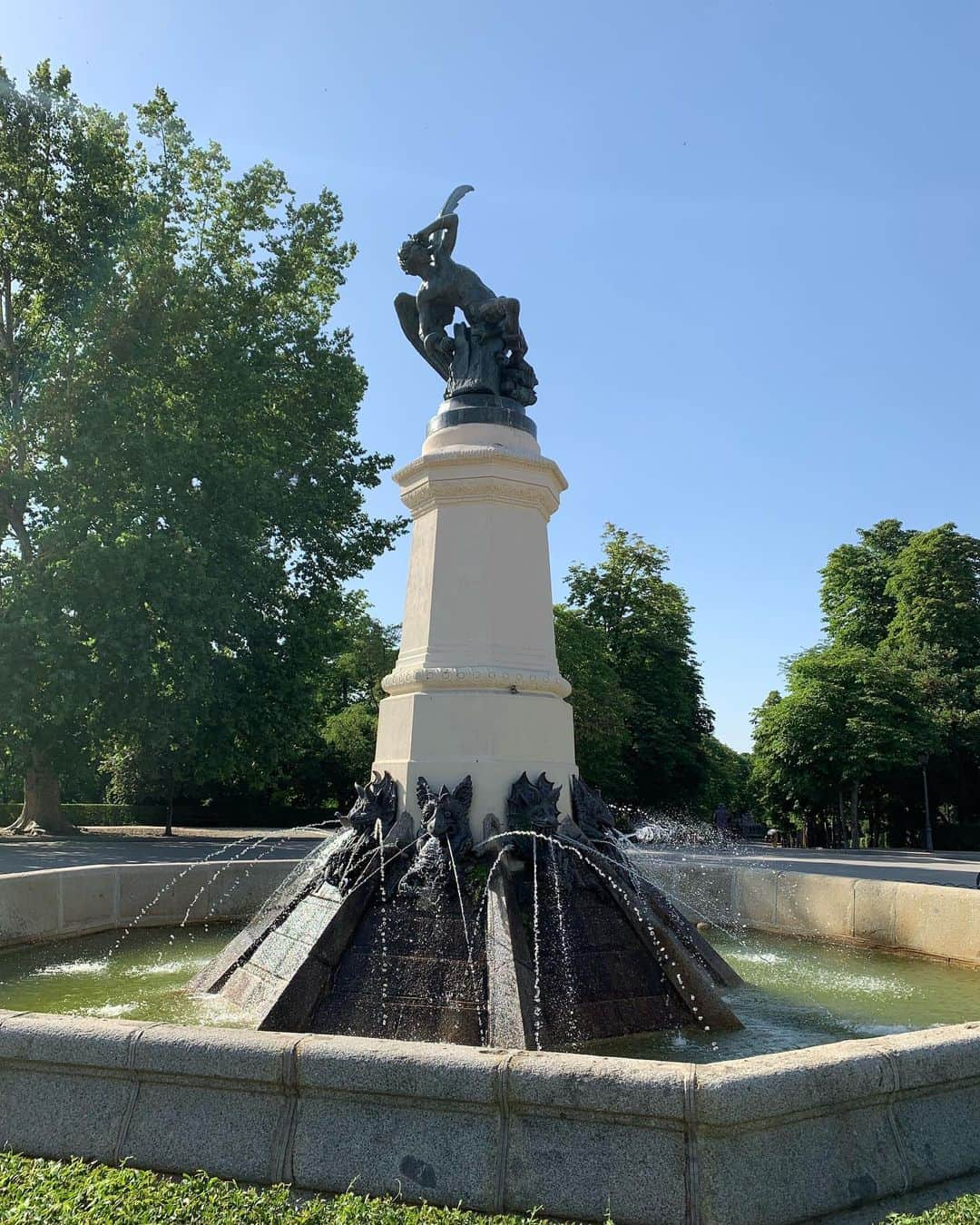 コリィ・テイラーさんのインスタグラム写真 - (コリィ・テイラーInstagram)「Fuente del Ángel Caido. One of the only public statues of Lucifer in the world. Beautiful.」6月30日 1時46分 - coreytaylor