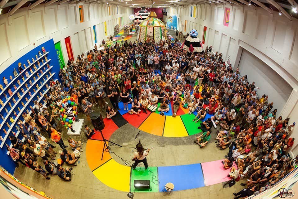 コートニー・バーネットのインスタグラム：「Pop-up show at @massmoca @solidsoundfest yesterday ❤️🧡💛💚💙💜 Photo by @tony_vasquez_ Art by @trenton_doyle_hancock」
