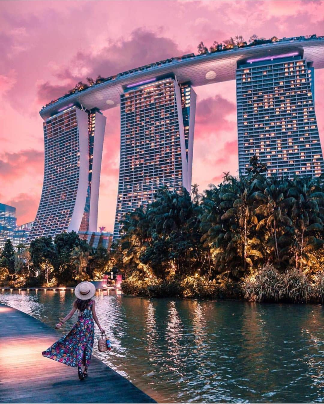 Earth Picsさんのインスタグラム写真 - (Earth PicsInstagram)「Marina Bay Sands In Singapore 🇸🇬 by @witandfolly . . . . . . . . #earthpix, #travelphotography, #earth #travel, #trip, #traveling, #experience, #traveller, #travelphotography, #travelblogger, #traveltheworld, #travelblog, #travels, #traveladdict, #travellife, #travelphoto, #travelpics, #traveldiaries, #travelbug, #travelawesome, #travelpic, #travelers, #travelgirl, #traveldiary, #traveldeeper, #travellingthroughtheworld, #travellers, #travelmore,#traveller, #travellersclub,」6月30日 1時54分 - earthpix