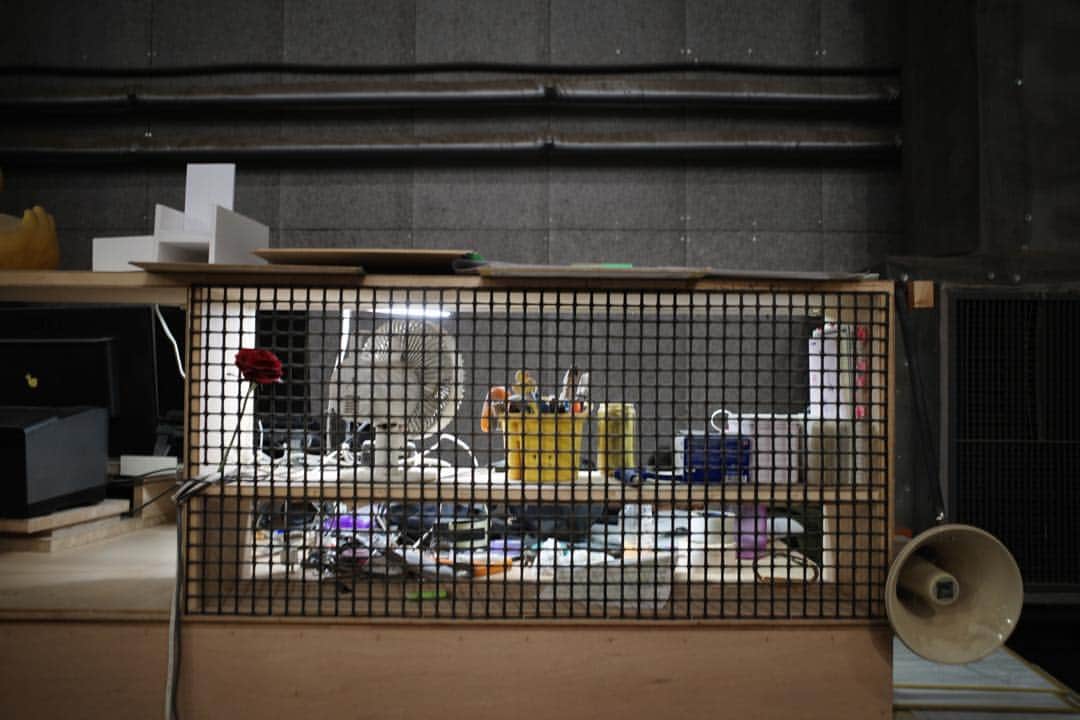 佐藤東弥のインスタグラム：「作ったるものはまだ見せられないけど、作ってる人たちの道具置き場兼作業机 色々細かい工夫がしてあって 更にそれにも個性がある 面白い #GR3」