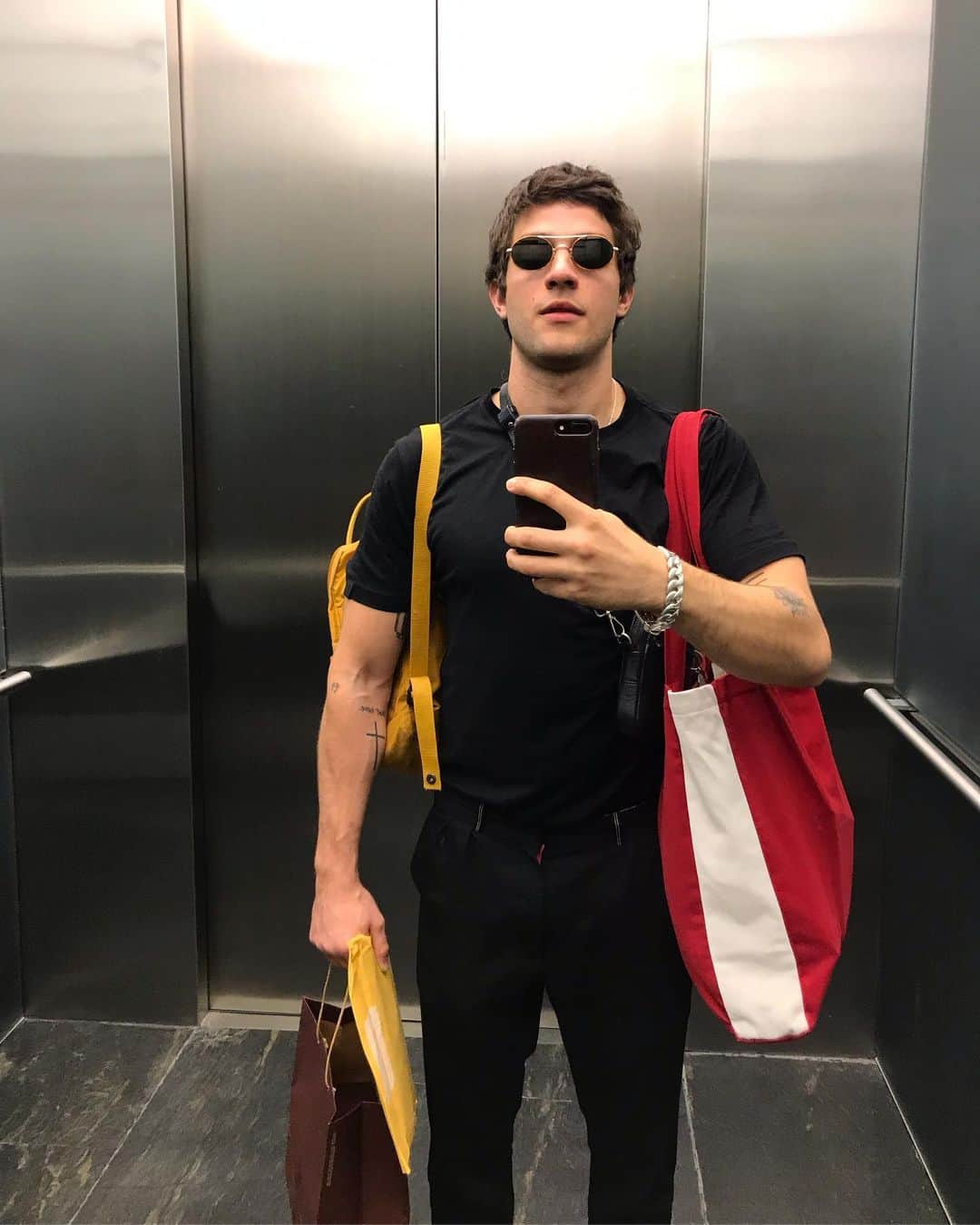 Chay Suedeのインスタグラム：「#amordemãe dia 1, mochila, textos, docinhos e presentes de aniversário ❤️」