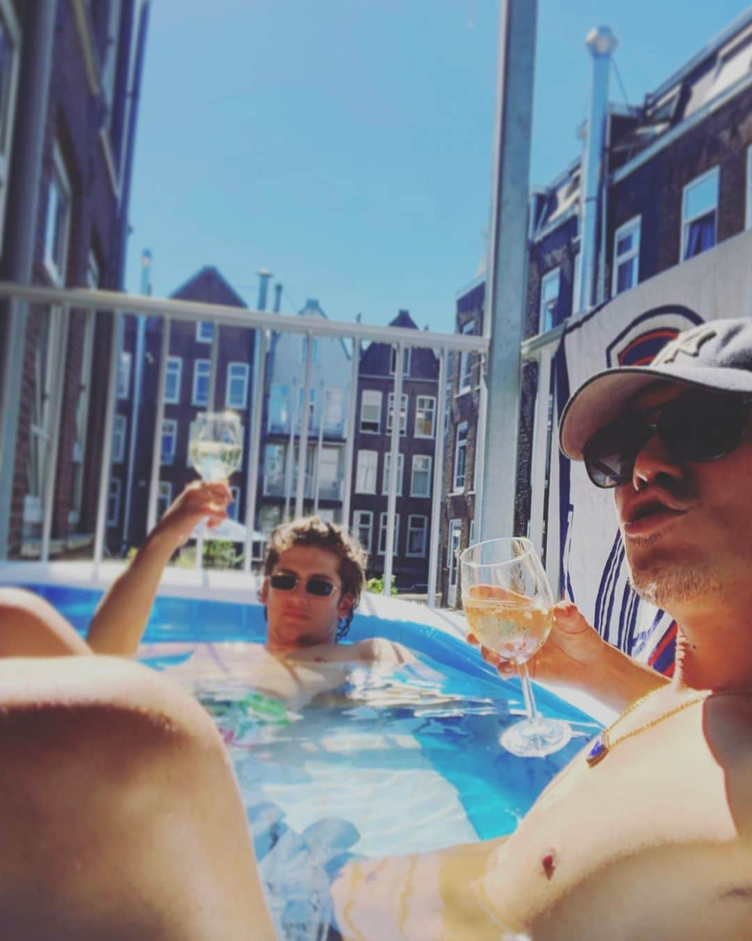 平宮博重さんのインスタグラム写真 - (平宮博重Instagram)「Pool is open from today lol #minipool #prosecco #プール開き」6月30日 2時07分 - hiroshige_narimiya