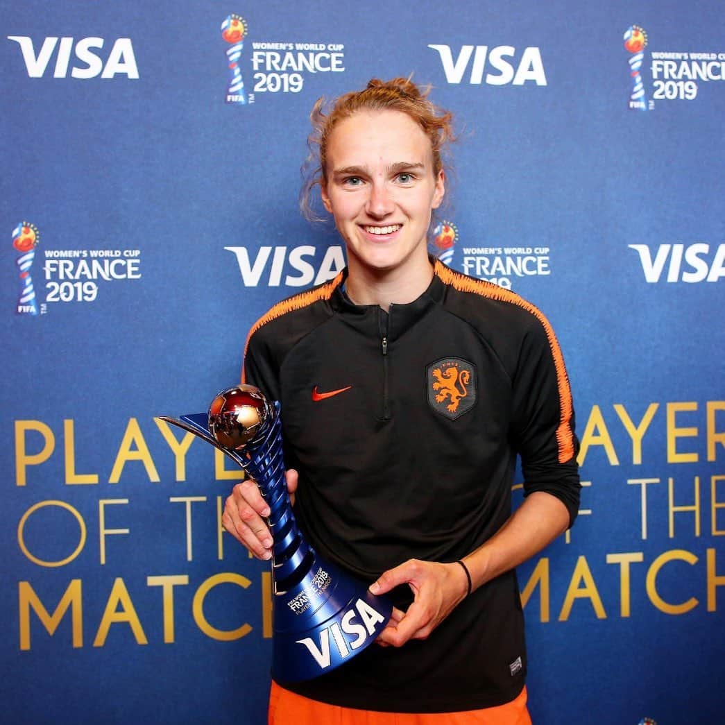 FIFAワールドカップさんのインスタグラム写真 - (FIFAワールドカップInstagram)「Congratulations to 🇳🇱 @viviannemiedema! The #PlayeroftheMatch presented by Visa for #ITANED! #FIFAWWC」6月30日 2時01分 - fifaworldcup