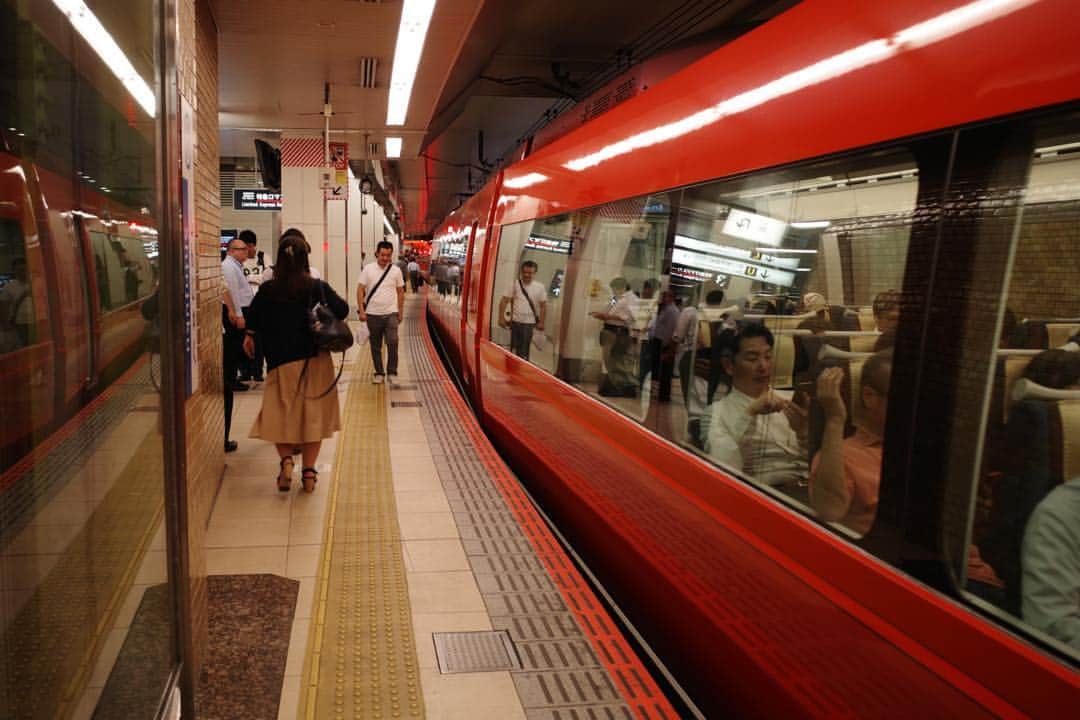 佐藤東弥のインスタグラム：「横断面が屋根に向かってボディを絞っているのなんて言いましたっけ ダンブルフォーム？ この辺は初代のデザインモチーフを象徴してますね #GR3」