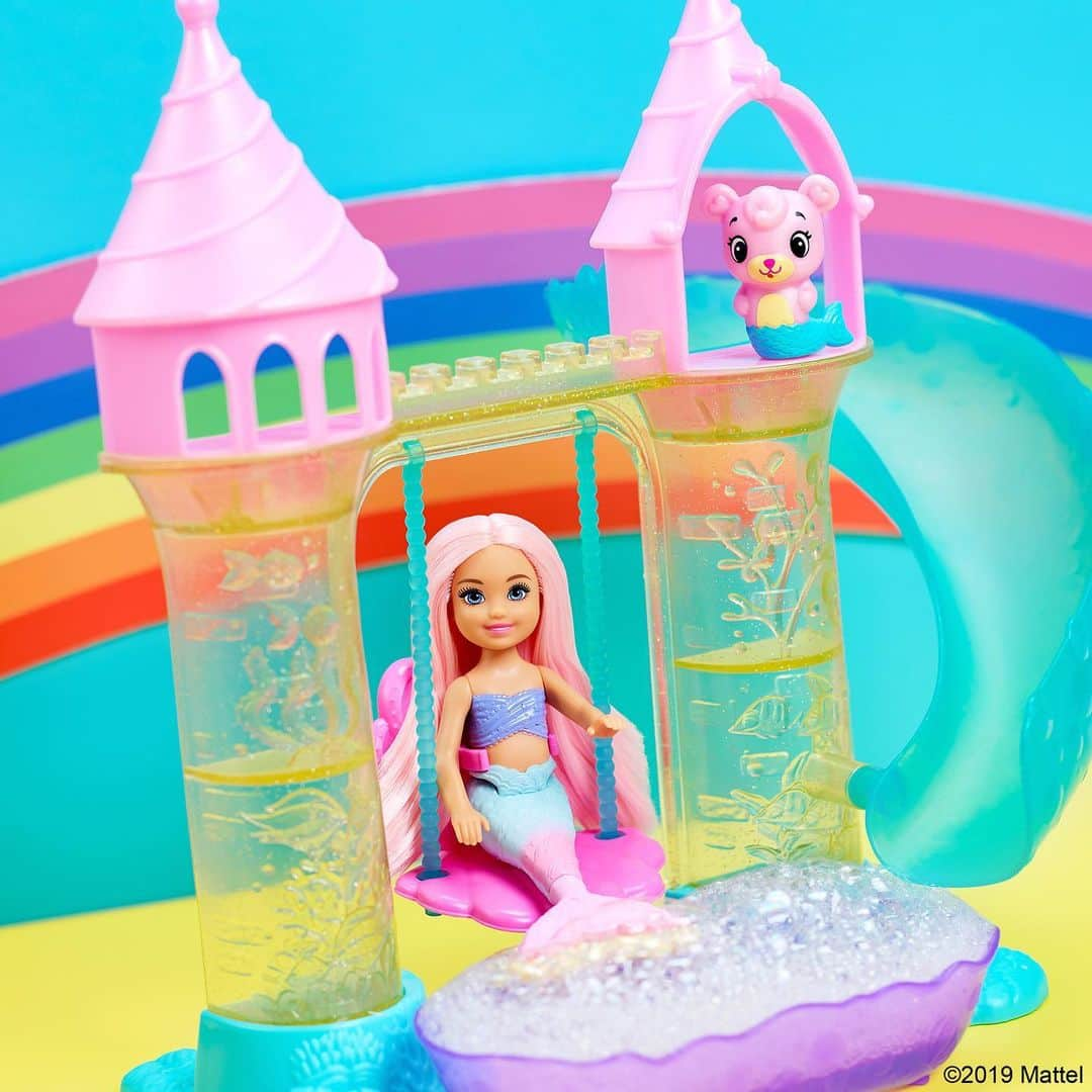 バービーさんのインスタグラム写真 - (バービーInstagram)「Summer is in full swing! ☀️🌈 Your little one’s sure to make a splash with the help of Chelsea mermaid doll and her friend Merbear.⁣ ⁣ Shop the #Barbie Small Playset now.」6月30日 2時05分 - barbie