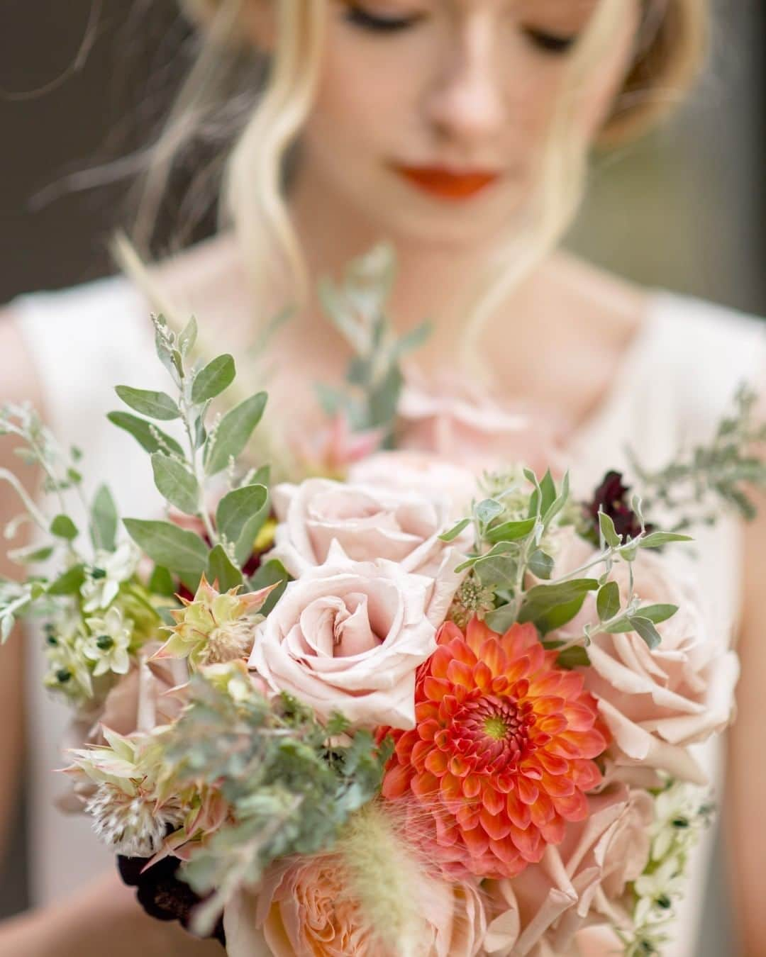 ミナさんのインスタグラム写真 - (ミナInstagram)「Who doesn't love a pretty flower bouquet? 💐🌸 Credits: Photographer: @yll_weddings Make up: @ellahowardmakeup Model: @charliecowap」6月30日 2時05分 - indiebride.london