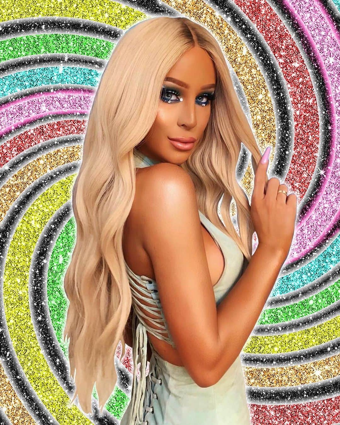 YouTubeさんのインスタグラム写真 - (YouTubeInstagram)「All that glitter’s is gold✨Tomorrow is #WorldPride and @GigiGorgeous sat down with us to talk #Pride and all that she’s learned over the years! Link in bio to watch the full video ⬆️ #YouTubeFanArt: @aadam_sheikh」6月30日 2時10分 - youtube