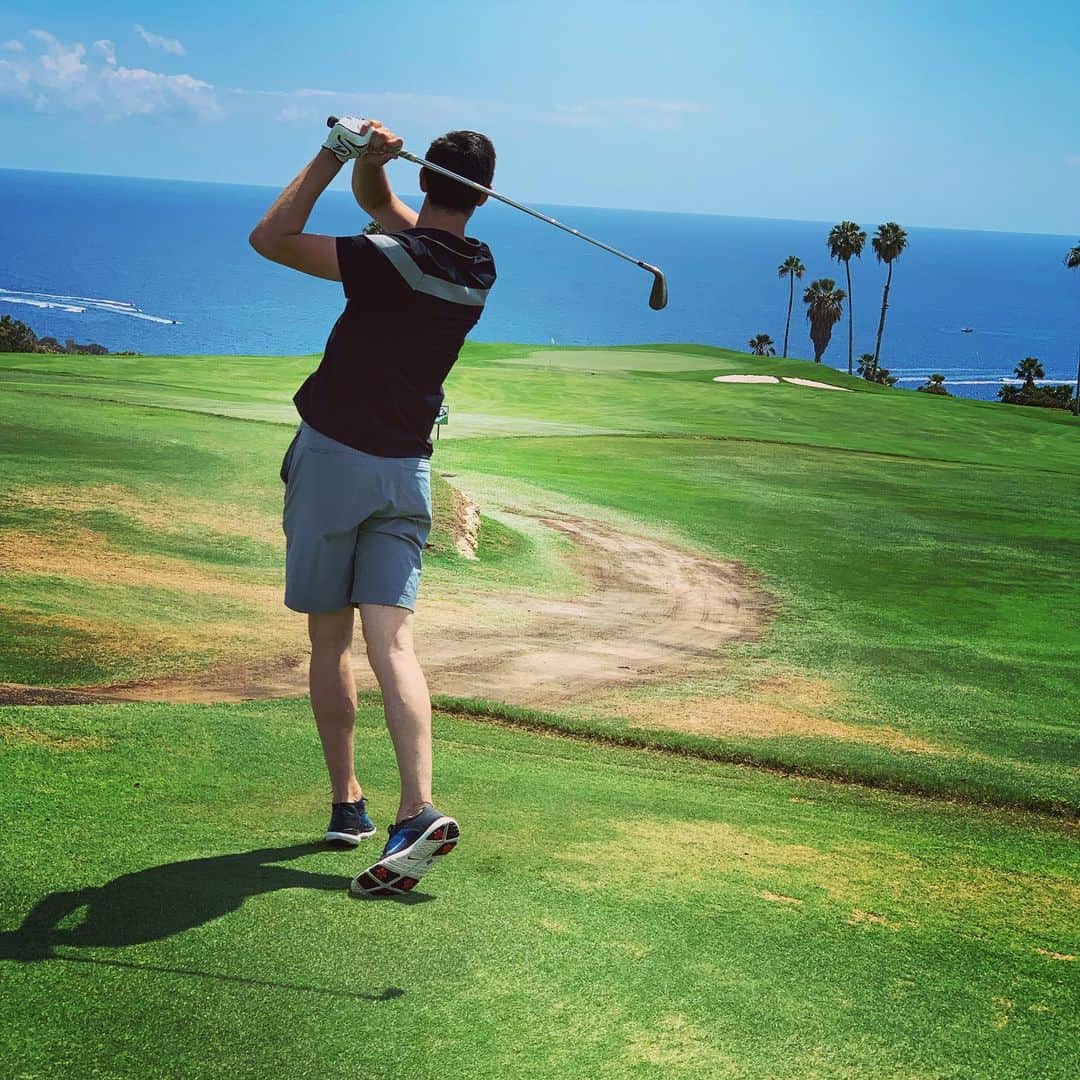 ティボ・クルトゥワのインスタグラム：「Enjoyed some golf with amazing views! 🏌🏼‍♂️⛳️」