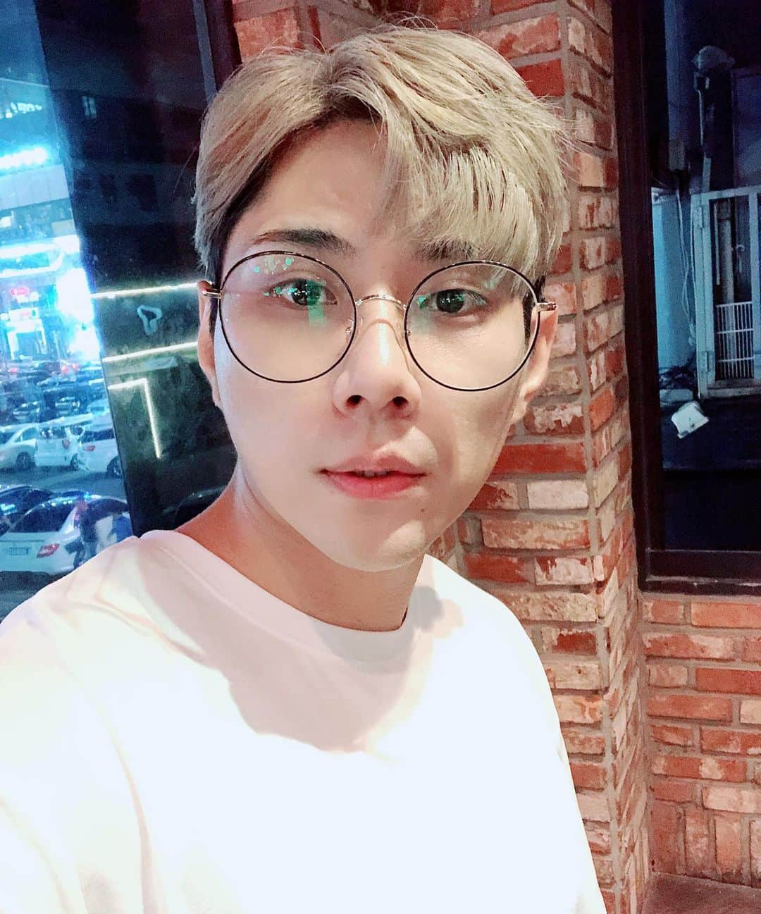 ジョンウク のインスタグラム：「안경쟁이😎 .  아프리카TV에 들어오셔서 "가수정욱" 을 검색하시고 즐겨찾기와 추천 많이 눌러주시면 감사하겠습니다^^ . . . . . . #서울#인천#홍대#도쿄#연남동#연트럴파크#인하대#데일리#가수정욱#정욱#그사람그대라서#뚫고싶어라#Heyyou#스트리밍#축가#축가문의#DM #촬영#태양#소원#힐링#아프리카티비#운동#아프리카TV」
