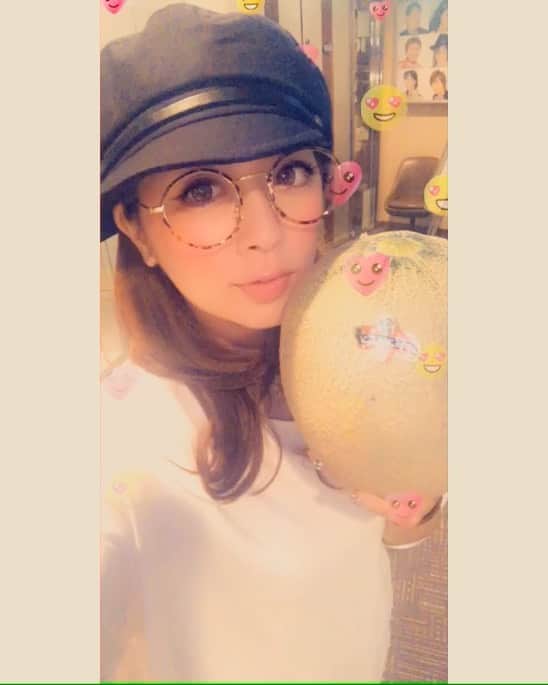 野崎鮎のインスタグラム：「北海道のファンの方から こーんなに大きい夕張メロンの贈り物🎁✨ みんなで美味しくいただきました🥰 ありがとです😌🙏 かるーく持ってるように見えて重たいの🤣 #北海道 #夕張メロン #贈り物 #thankyou #ca4la #emoda #fashion #happy」