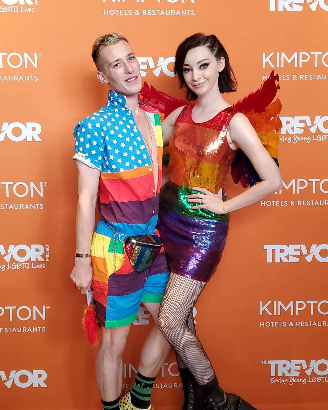 エマ・デュモンのインスタグラム：「Go donate to the @trevorproject. Like now. ❤🧡💛💚💙💜 #pride」