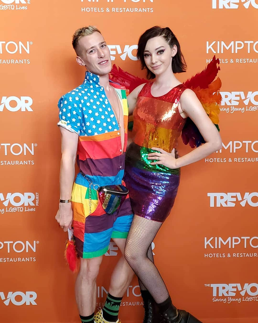 エマ・デュモンさんのインスタグラム写真 - (エマ・デュモンInstagram)「Go donate to the @trevorproject. Like now. ❤🧡💛💚💙💜 #pride」6月30日 2時27分 - emmadumont