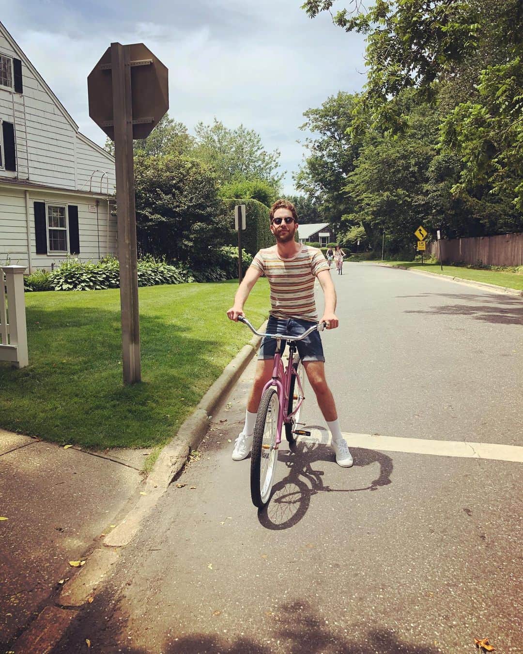 ベン・プラットのインスタグラム：「me & a pink bike in connecticut」