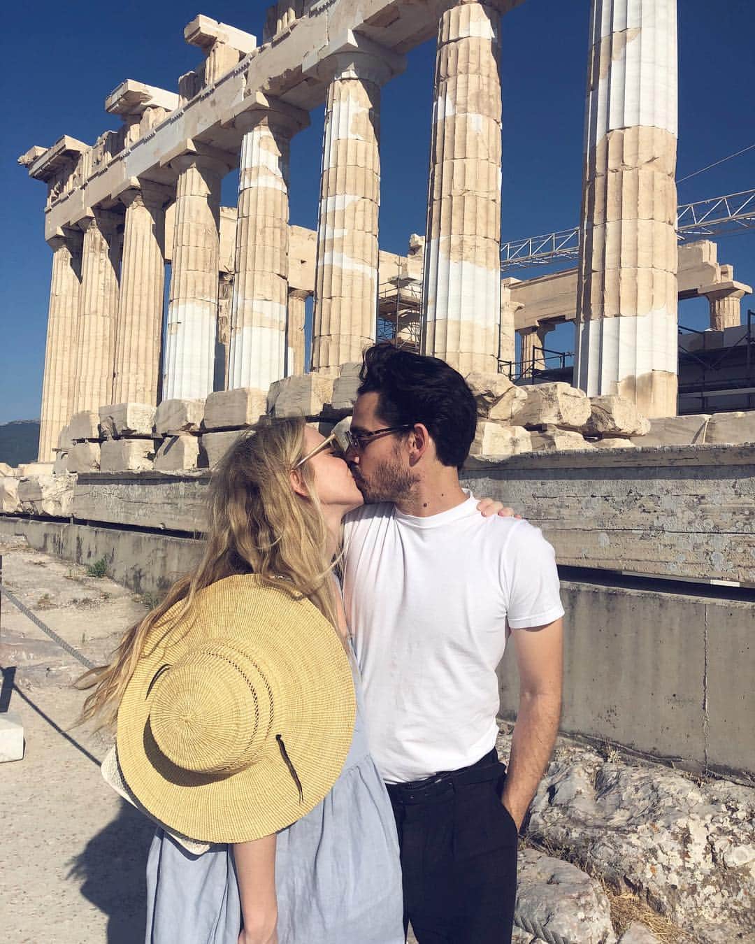 マラ・ロザックさんのインスタグラム写真 - (マラ・ロザックInstagram)「My cutie travel buddy @taylordavidrice I love seeing the world with you. Today was pretty mind blowing at The Parthenon built in 430BC 🤯」6月30日 2時43分 - mararoszak