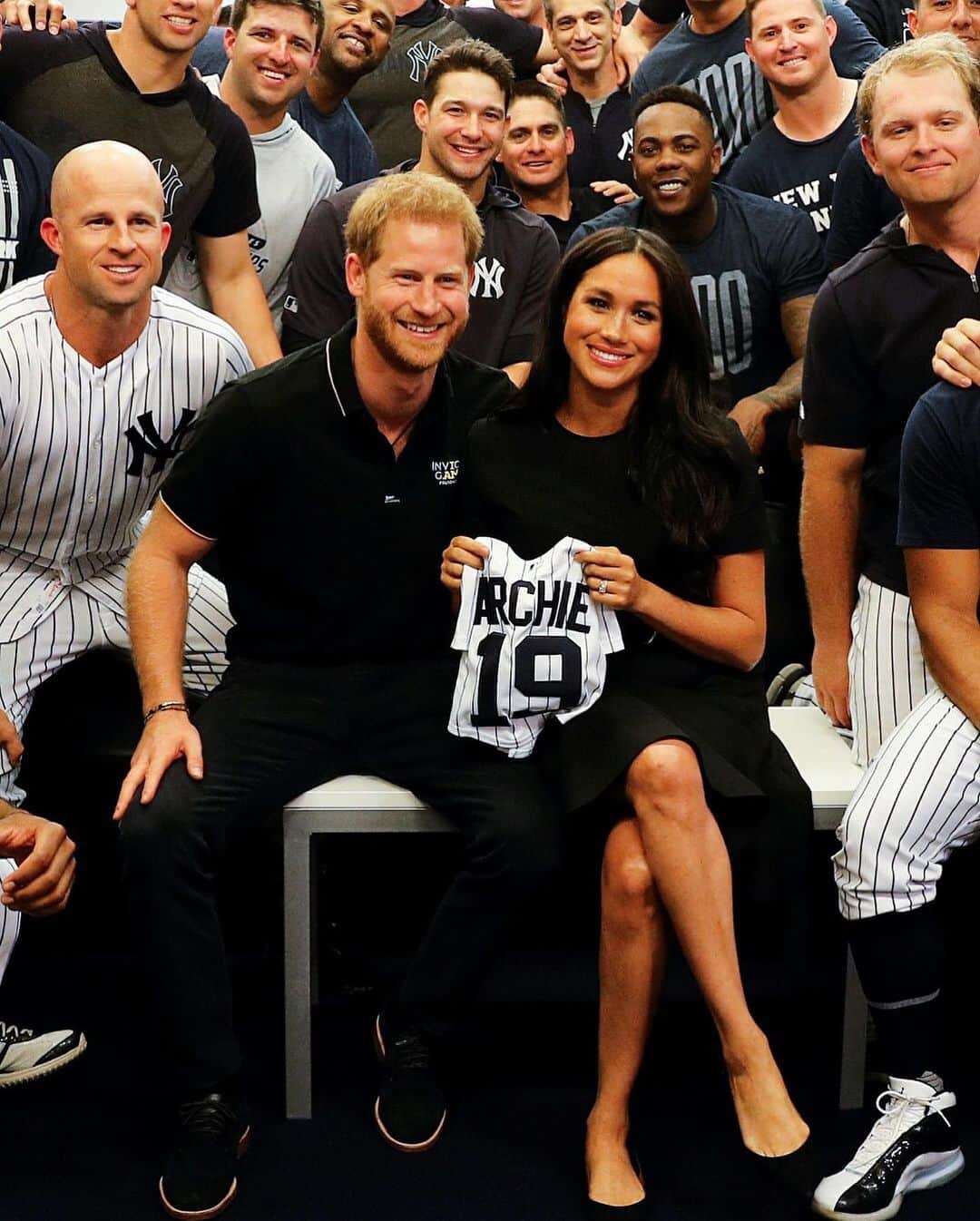 Just Jaredさんのインスタグラム写真 - (Just JaredInstagram)「Meghan Markle and Prince Harry are presented with gifts from the @yankees and @redsox while attending the first-ever MLB game in London! #PrinceHarry #MeghanMarkle #MLB Photos: INSTAR/Pa Images」6月30日 2時35分 - justjared