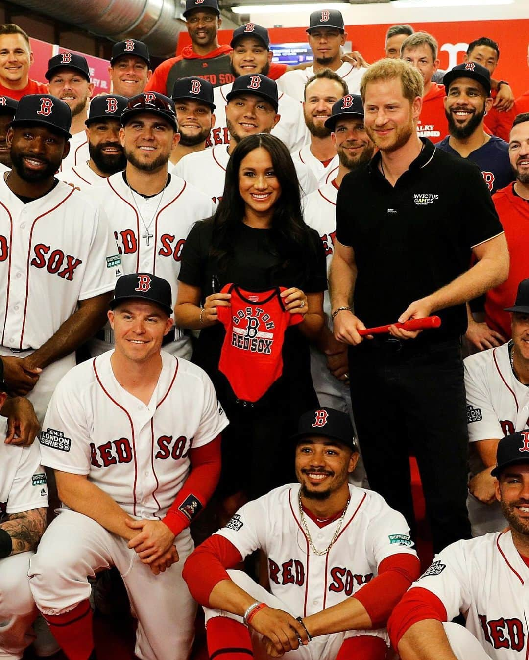 Just Jaredさんのインスタグラム写真 - (Just JaredInstagram)「Meghan Markle and Prince Harry are presented with gifts from the @yankees and @redsox while attending the first-ever MLB game in London! #PrinceHarry #MeghanMarkle #MLB Photos: INSTAR/Pa Images」6月30日 2時35分 - justjared